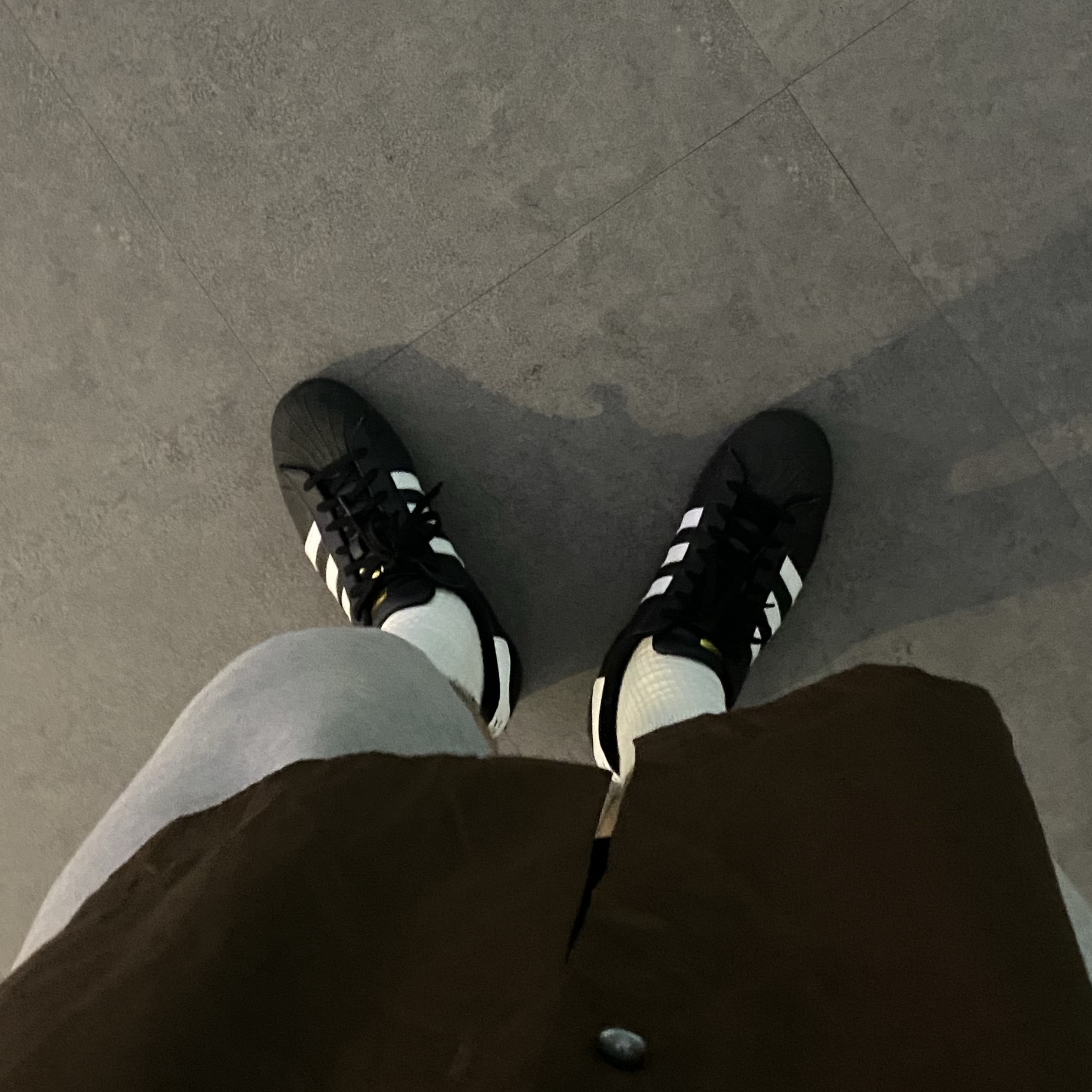 Adidas Superstar Core Black White 착용 스타일