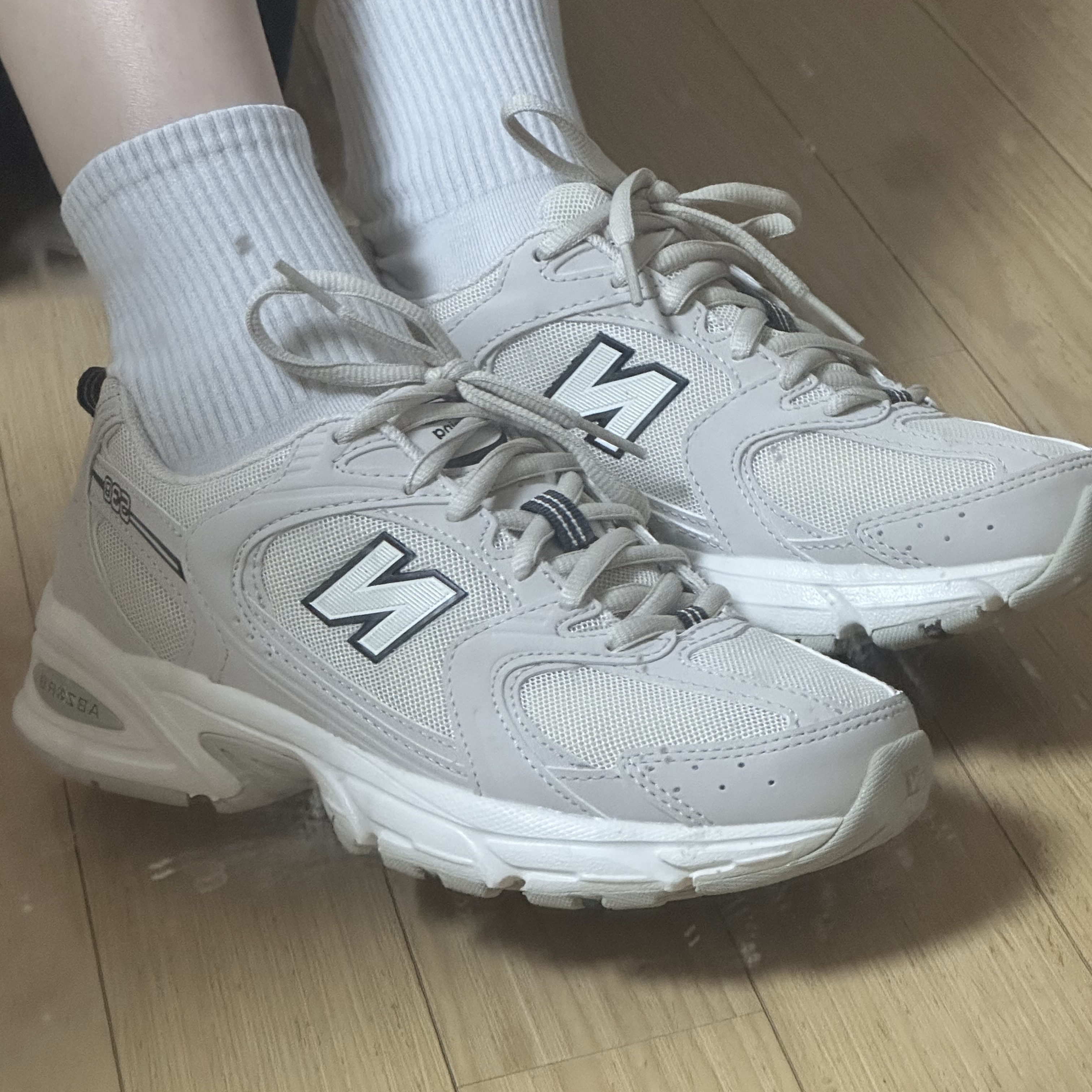 New Balance 530 Ivory 착용 스타일