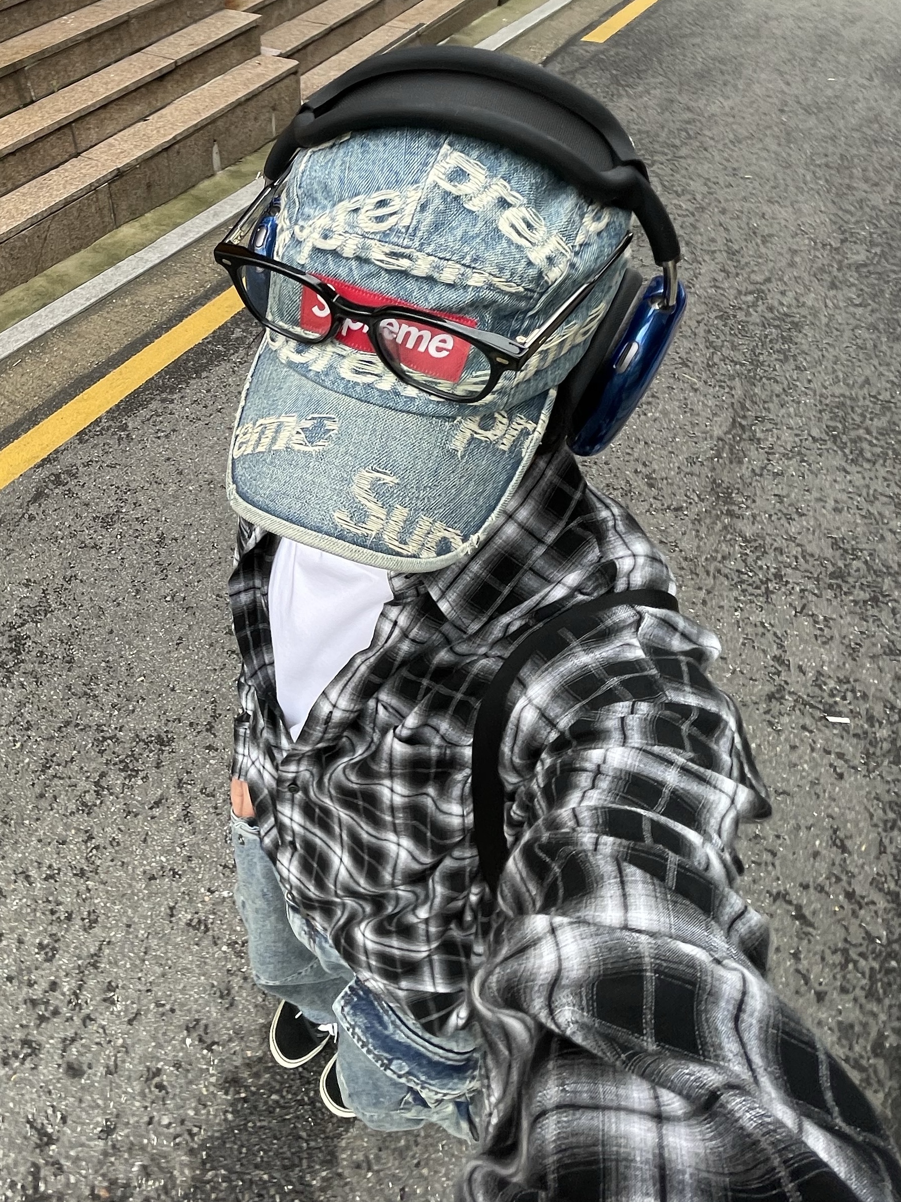 Supreme Mesh Small Backpack Black - 23SS, Supreme Frayed Logos Denim Camp Cap Blue - 21SS 착용 스타일 - 2