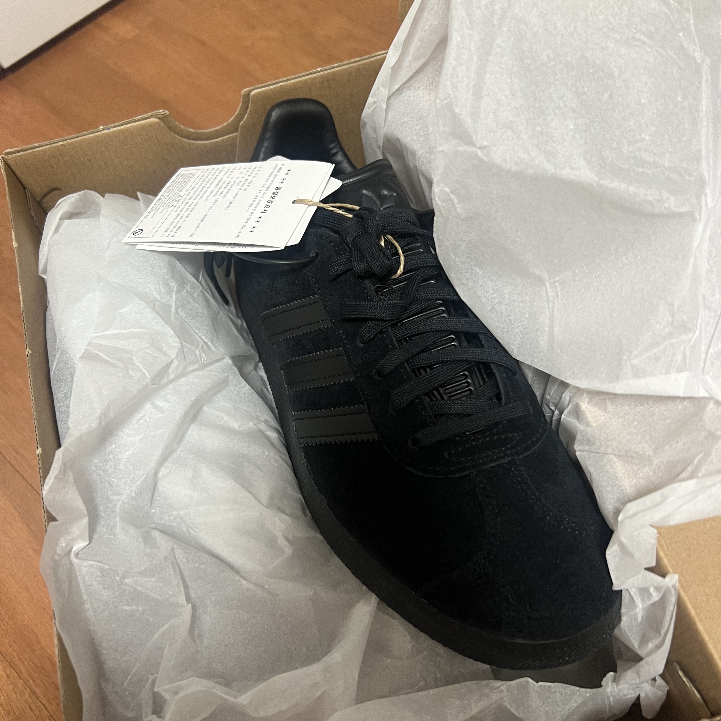 Adidas Gazelle Triple Black 착용 스타일