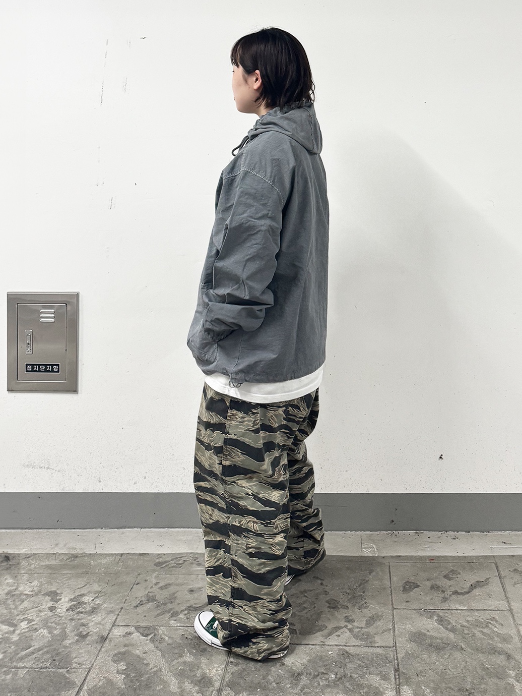 QT8 Garments BN Pigment Hoodie Windbreaker Grey, QT8 GARMENTS GB Tiger Camo Wide Banding Pant Beige 착용 스타일 - 2