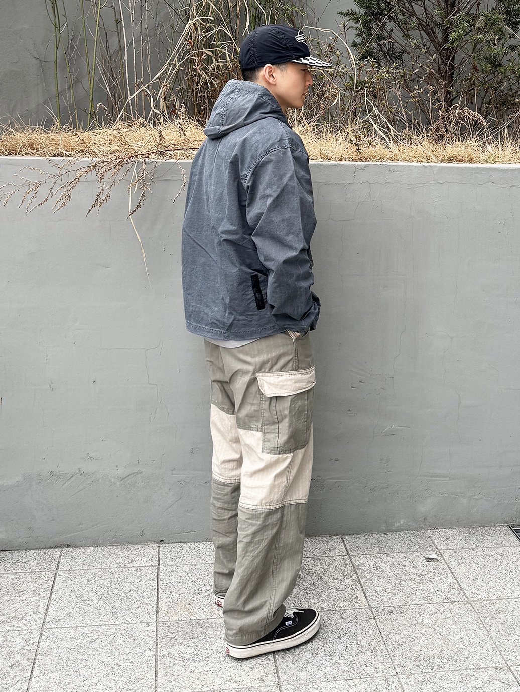 QT8 Garments BN Pigment Hoodie Windbreaker Charcoal, QT8 GARMENTS BN HBT Contrast Cargo Pants Olive 착용 스타일 - 2