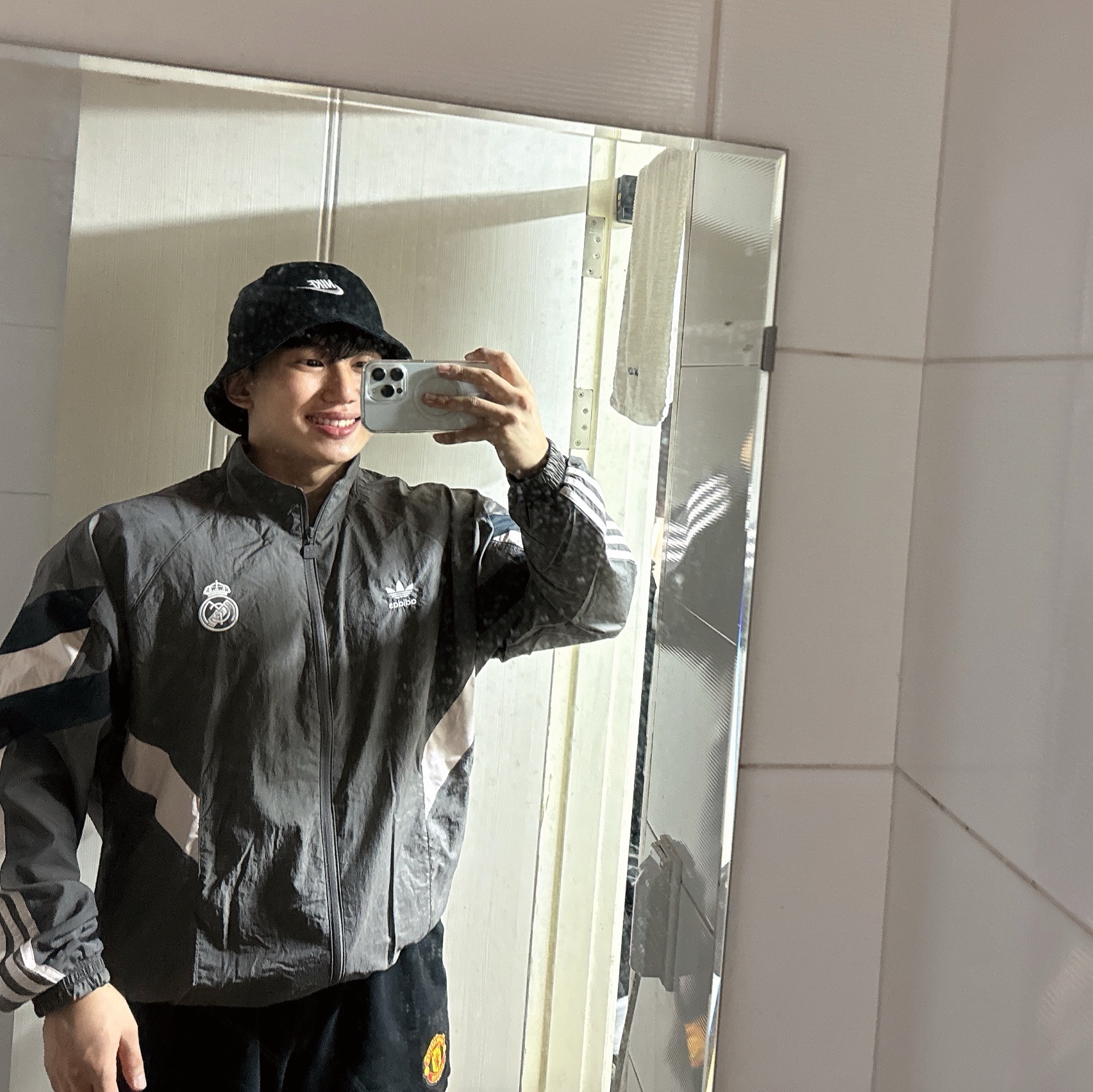 Adidas Real Madrid Originals Track Top Charcoal Grey - KR Sizing, Adidas Real Madrid Originals Track Top Charcoal Grey - US Sizing 착용 스타일 - 4
