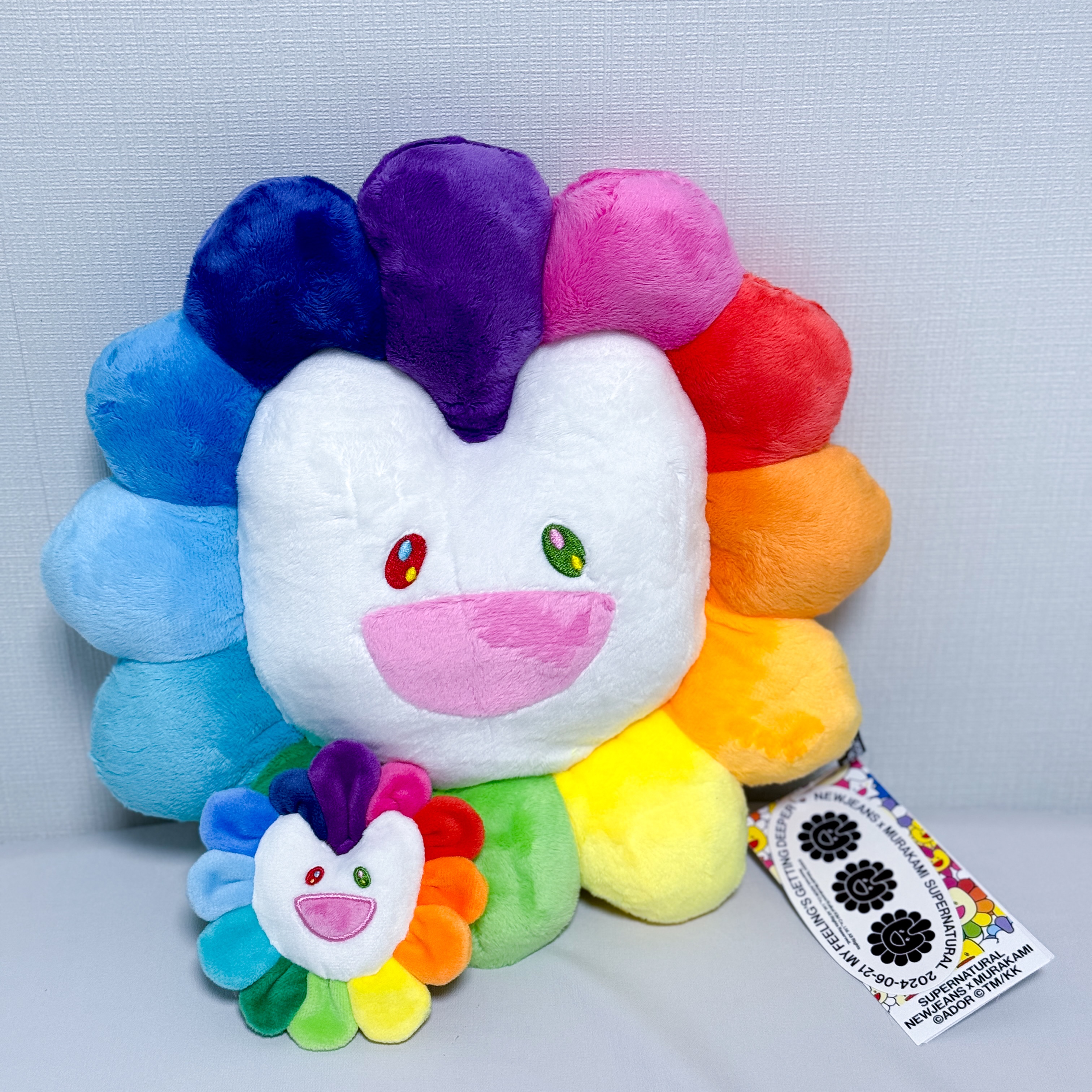 NewJeans x Murakami Plush Keyring Flower, NewJeans x Murakami Cushion 30cm 착용 스타일