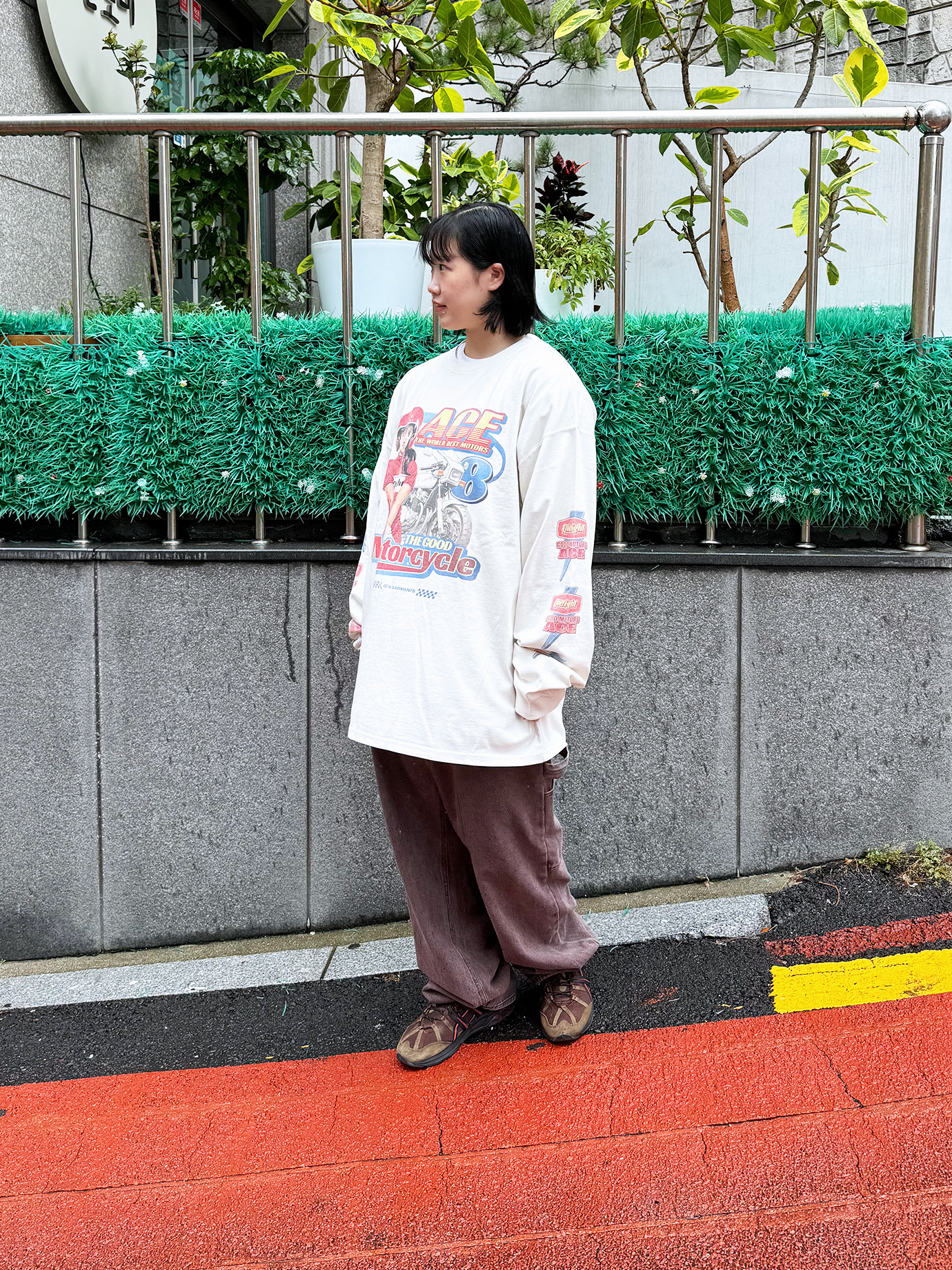 QT8 GARMENTS TL Ace Motors Vintage Washed Long Sleeve Ecru, QT8 GARMENTS TL Denim Carpenter Pant Brown 착용 스타일 - 1