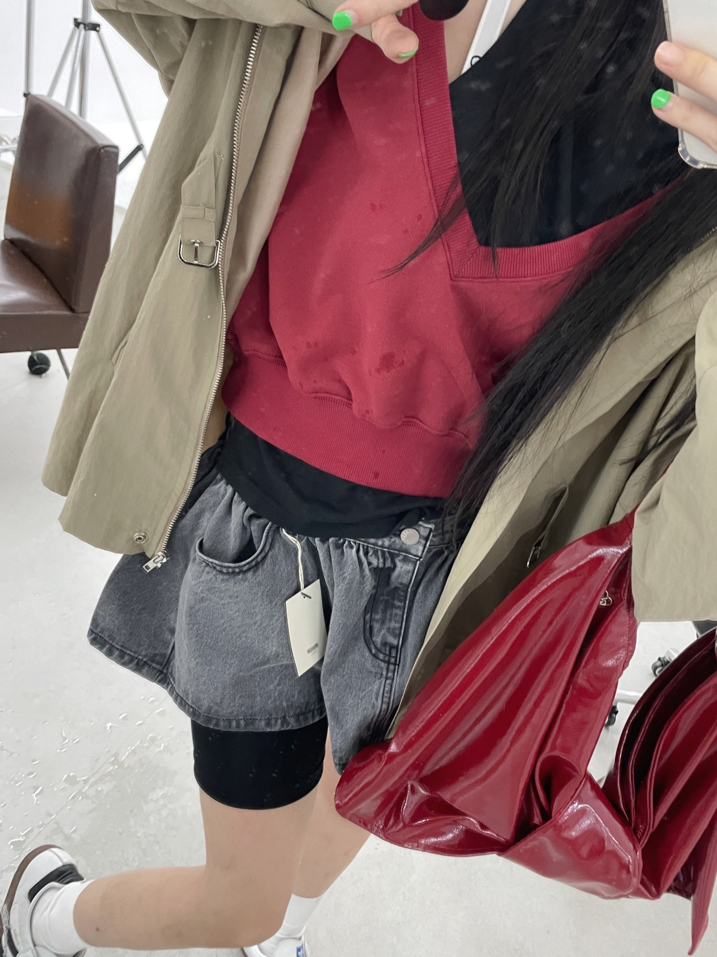 Mischief Drawstring Duffle Bag Light Melange Grey, COS Quilted Oversized Shoulder Bag Burgundy 착용 스타일 - 7