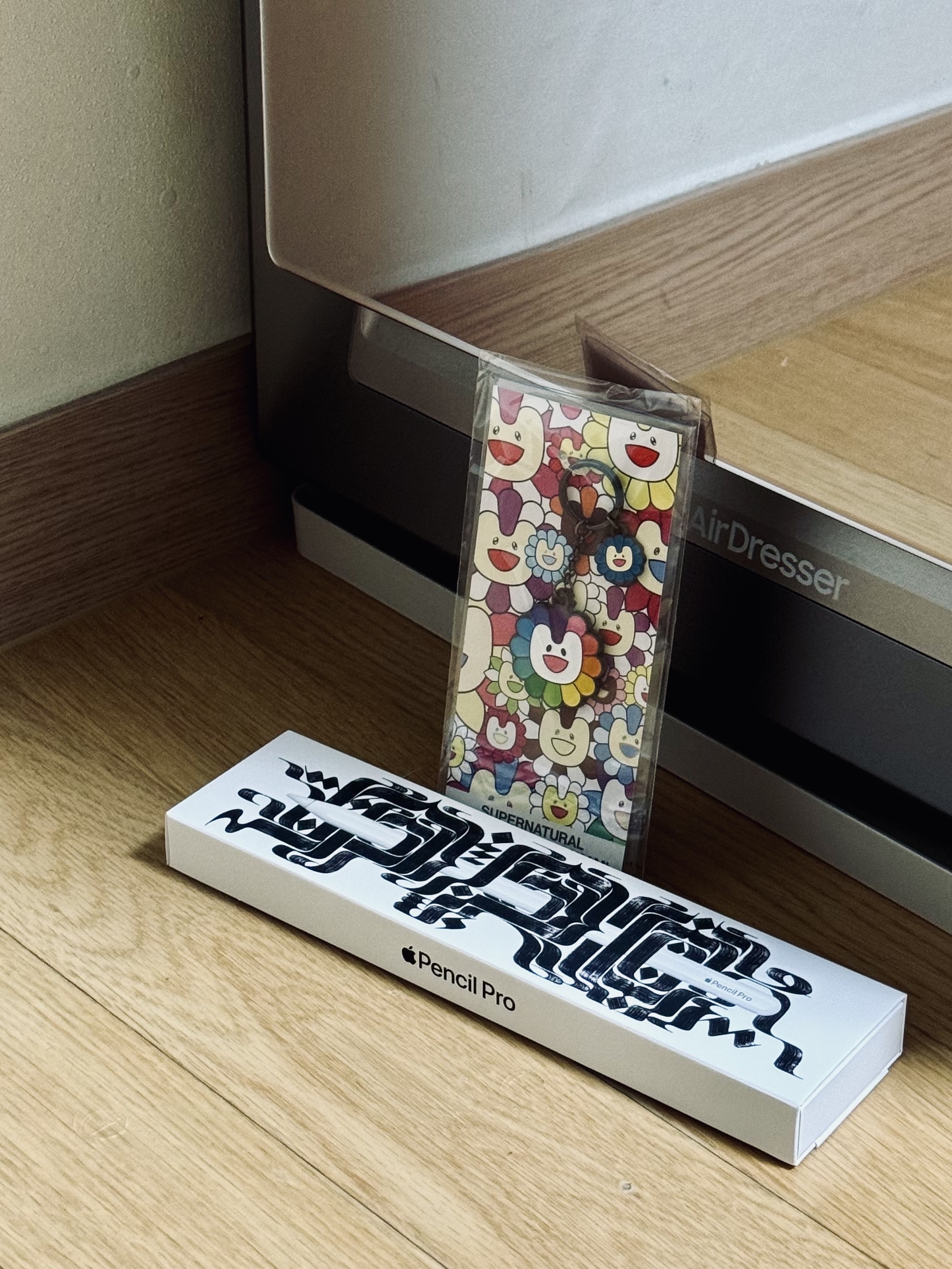 NewJeans x Murakami Metal Keyring Flower, Apple Pencil Pro (Korean Ver.) 착용 스타일