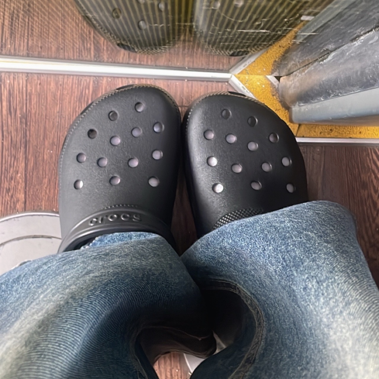 Crocs Classic Clog Black 착용 스타일