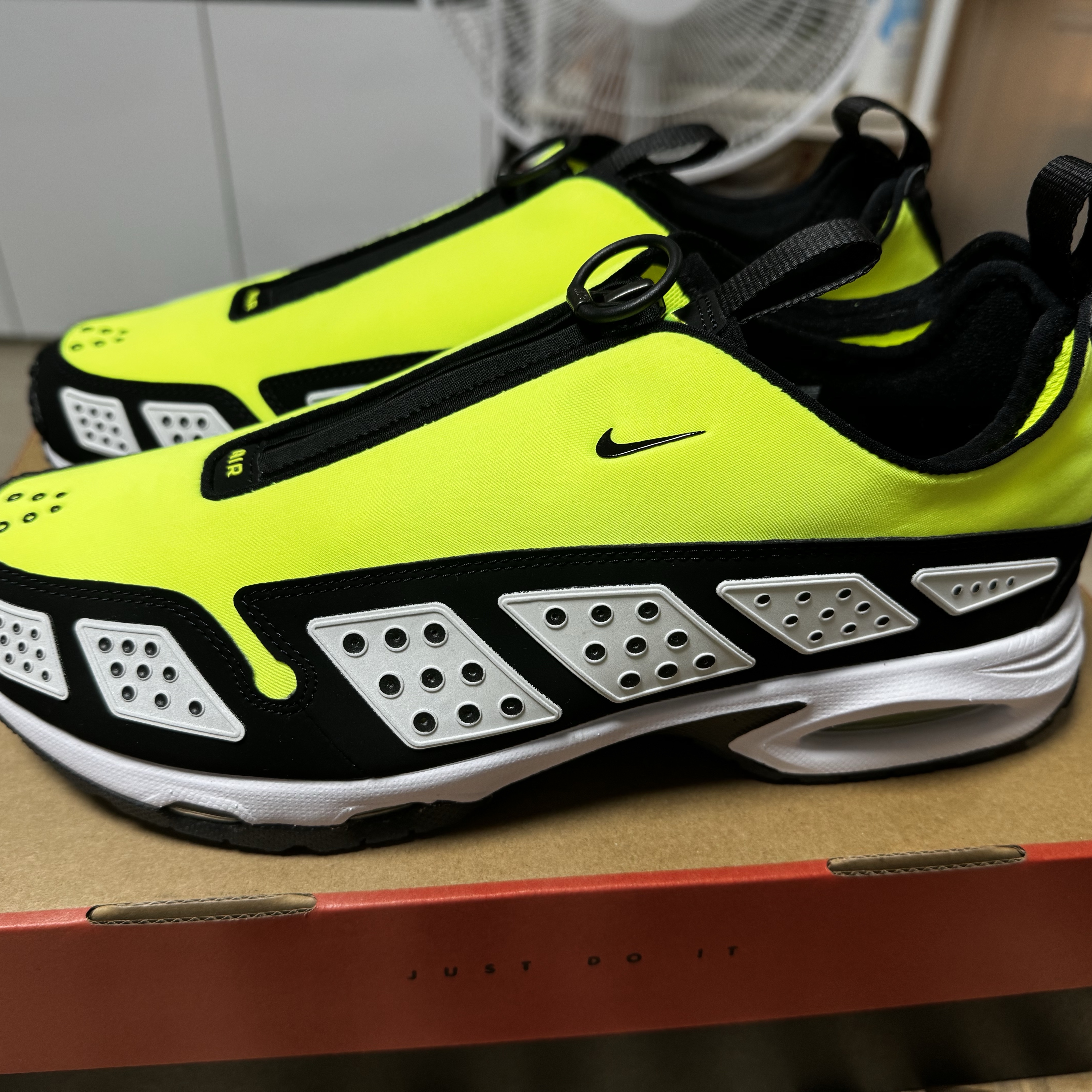 (W) Nike Air Max SNDR Hyper Pink and Black, (W) Nike Air Max SNDR Canyon Gold and Deep Ocean 착용 스타일 - 6