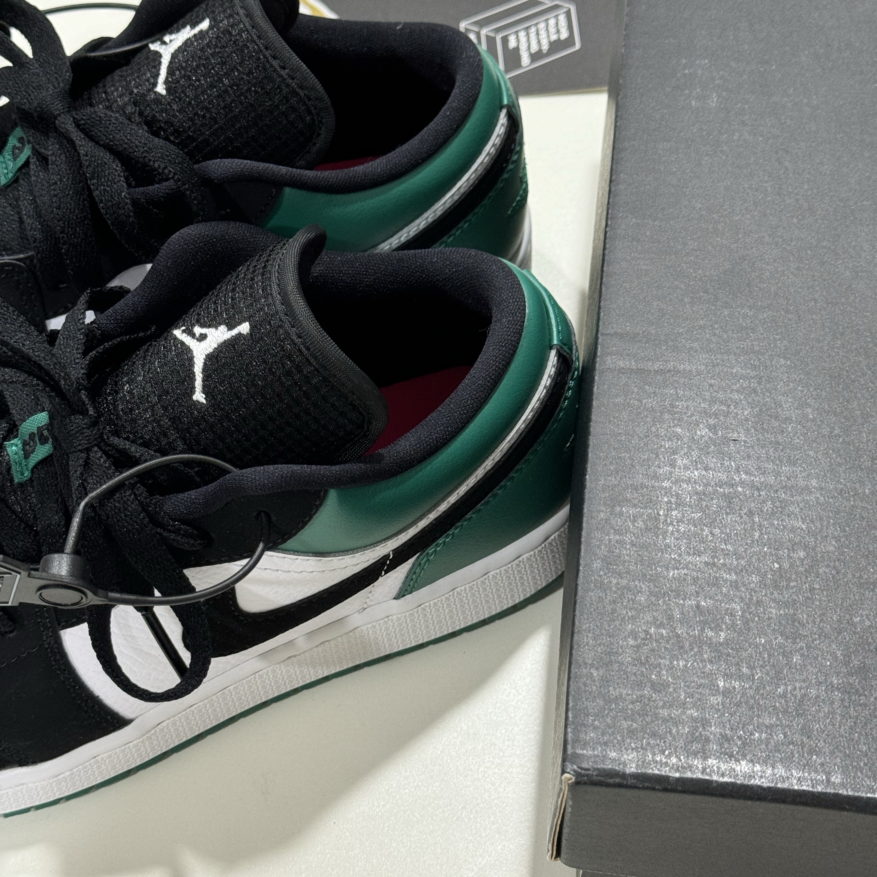 (GS) Jordan 1 Low Black Mystic Green 착용 스타일 - 1