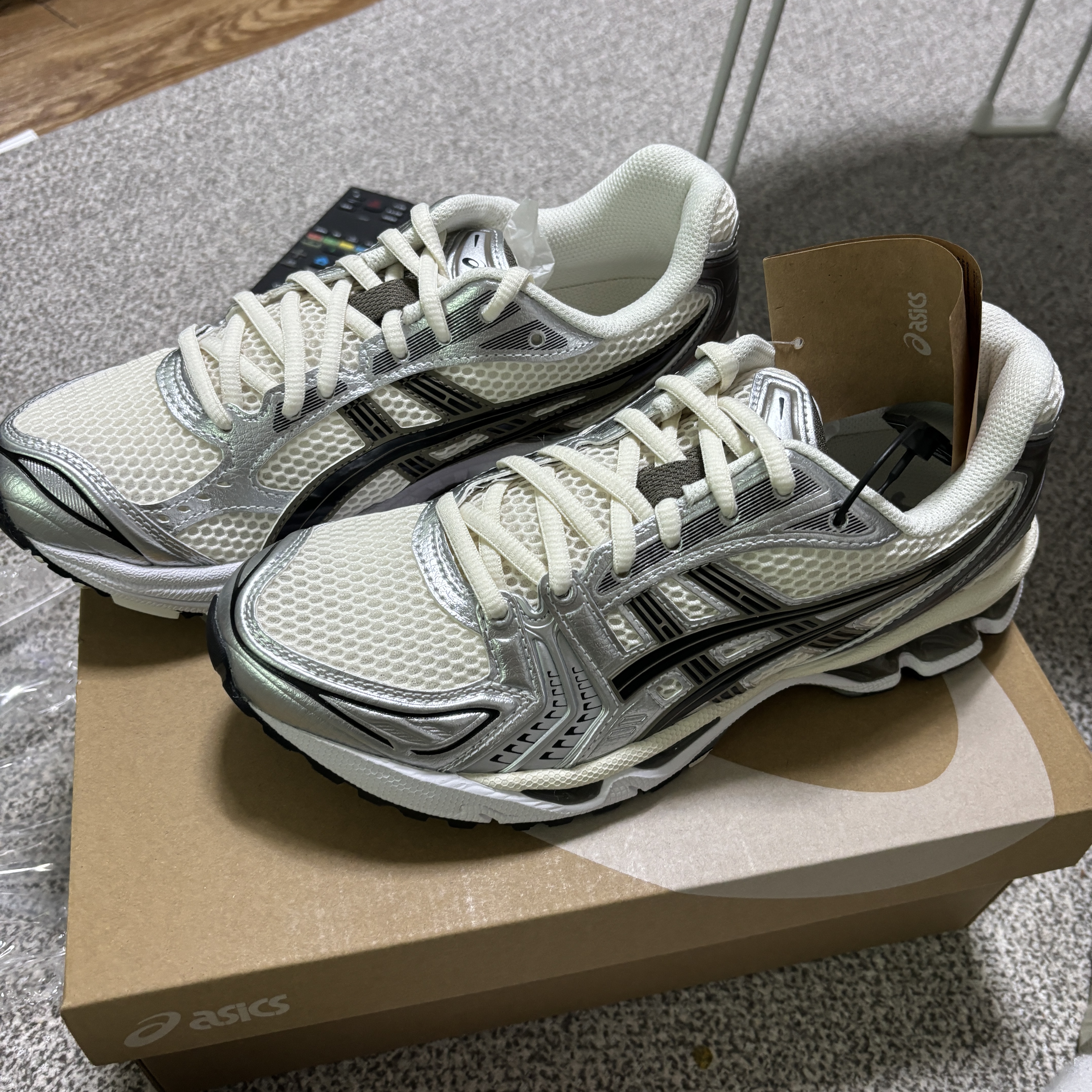 Asics Gel-Kayano 14 Cream Black 착용 스타일
