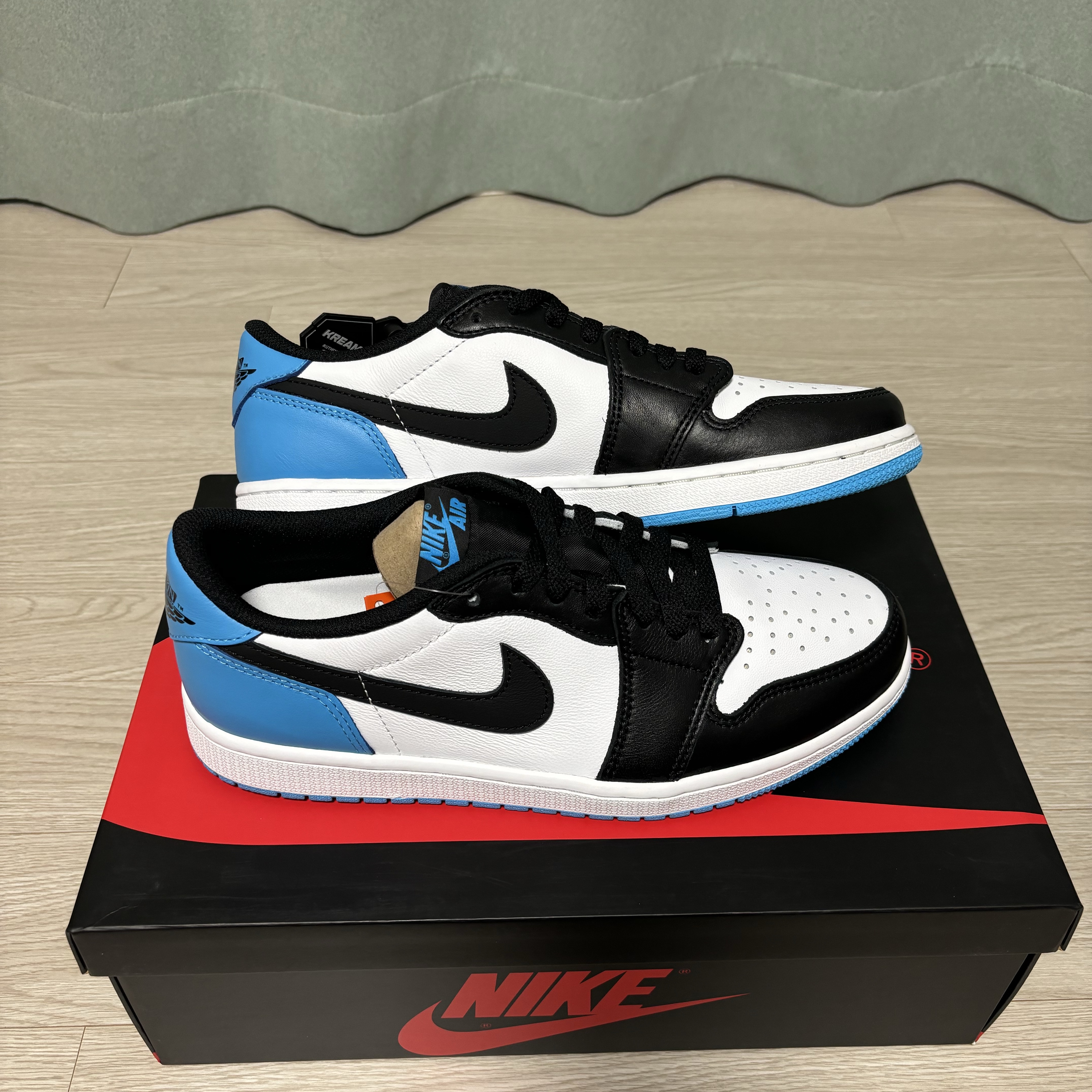Jordan 1 Retro Low OG Black and Dark Powder Blue 착용 스타일 - 1