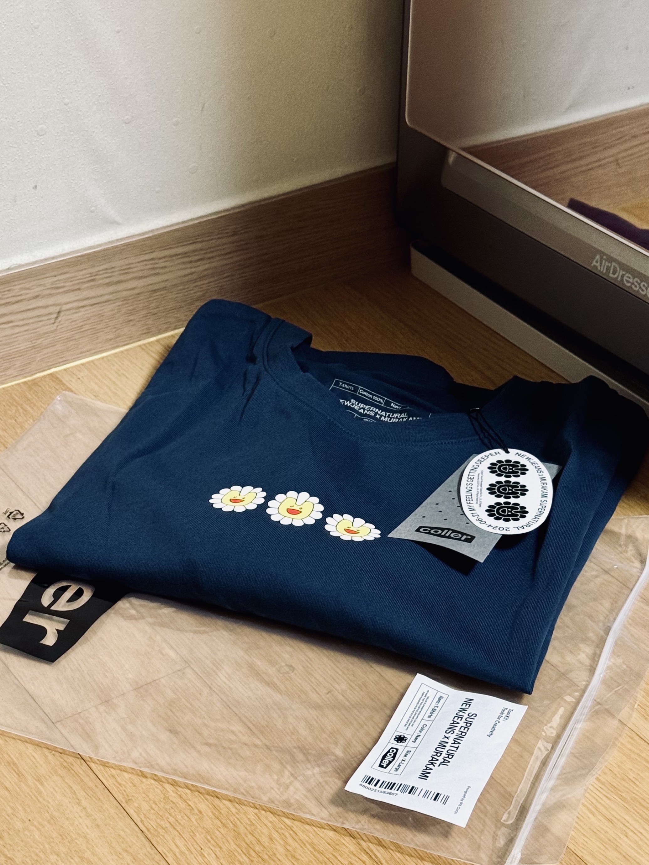 NewJeans x Murakami T-Shirt Navy 착용 스타일