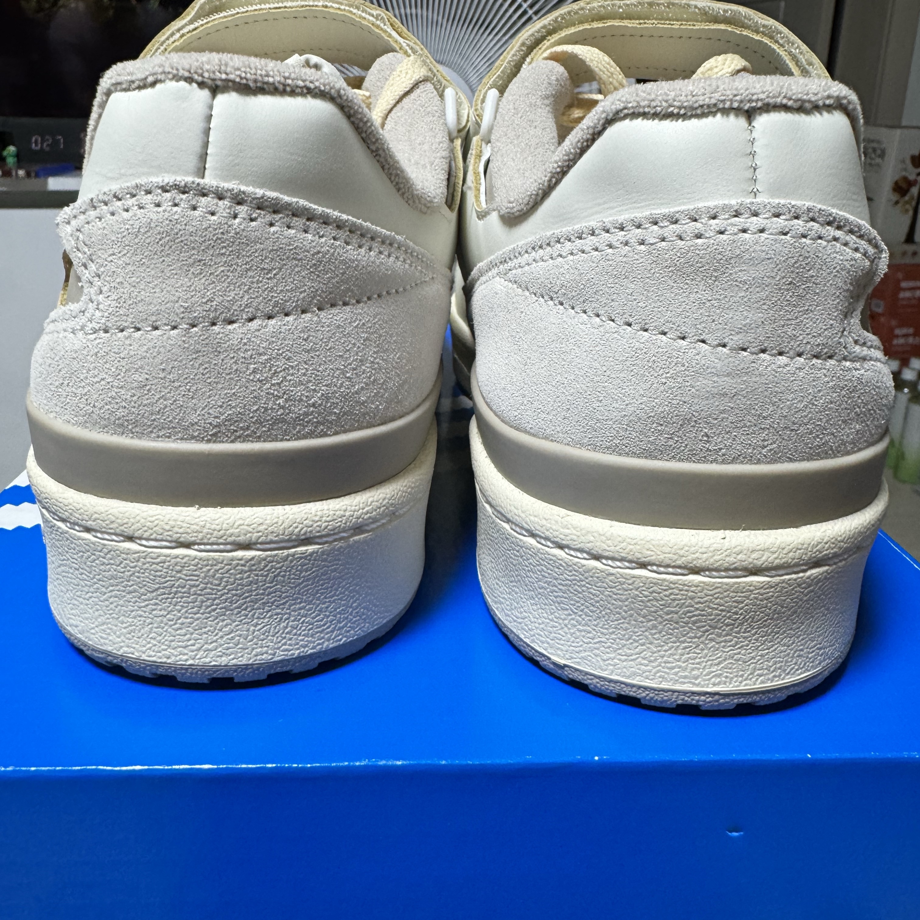 Adidas Forum 84 Low Off White Wonder Beige 착용 스타일 - 5