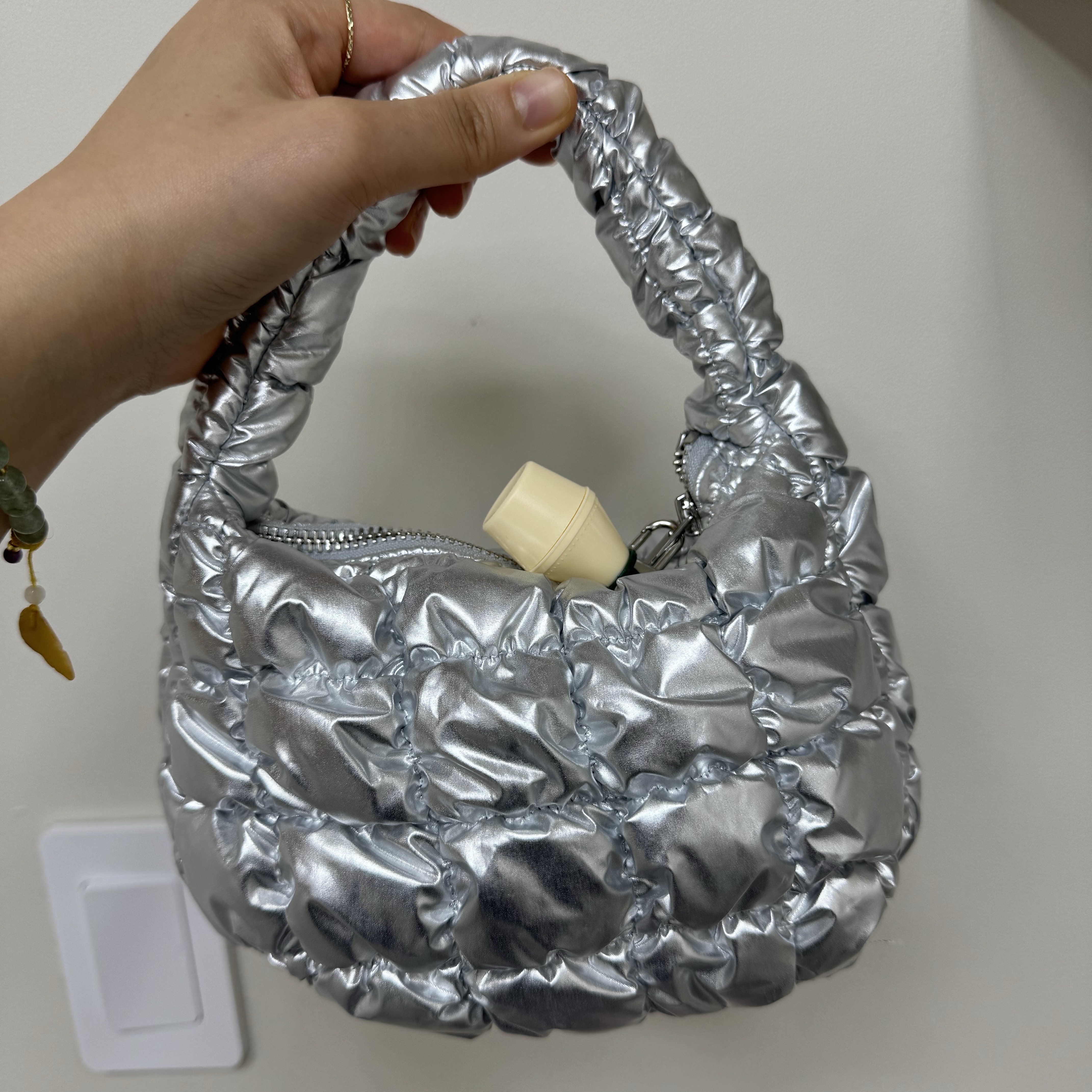 COS Quilted Micro Bag Silver 착용 스타일 - 1