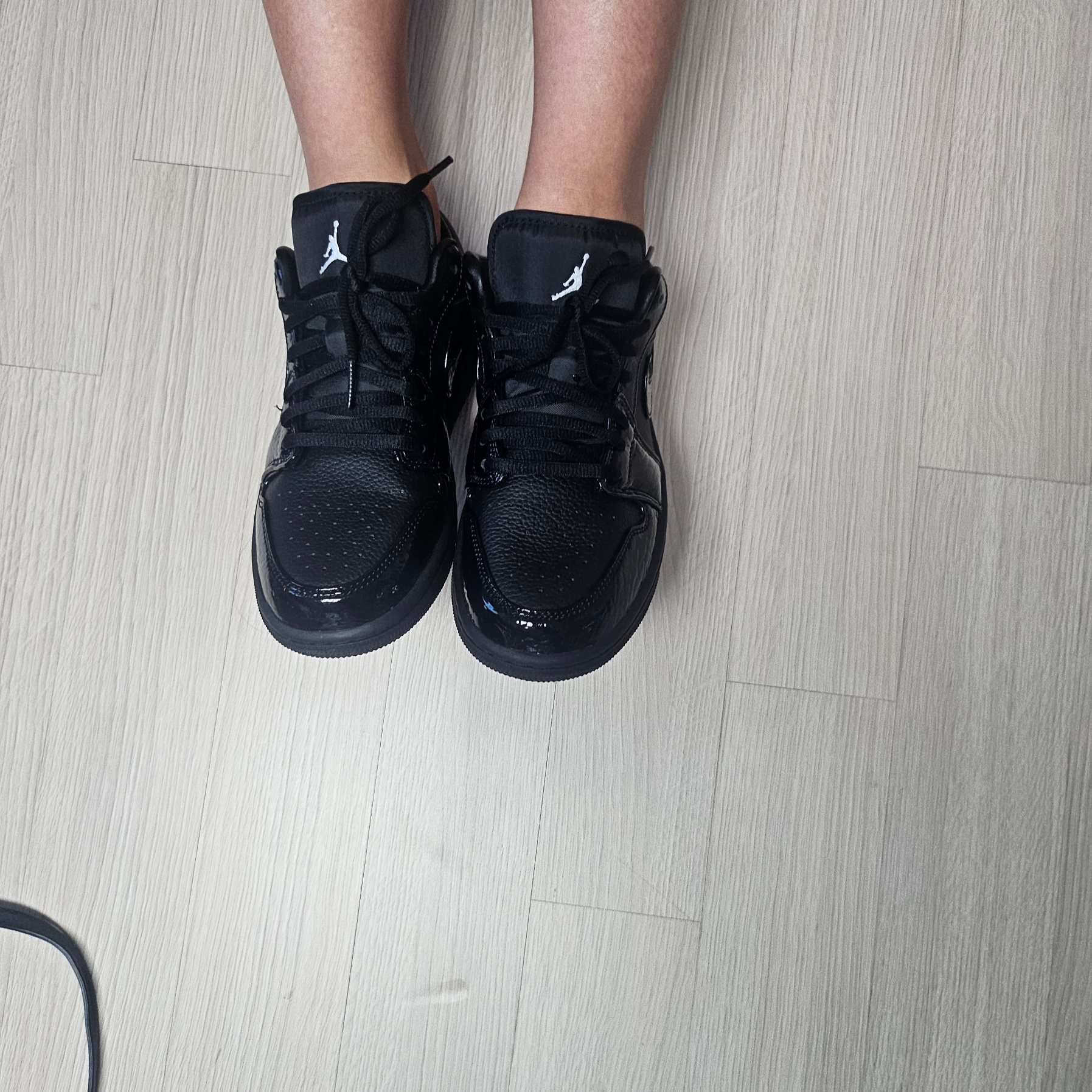(W) Jordan 1 Low SE Black Metallic Silver 착용 스타일