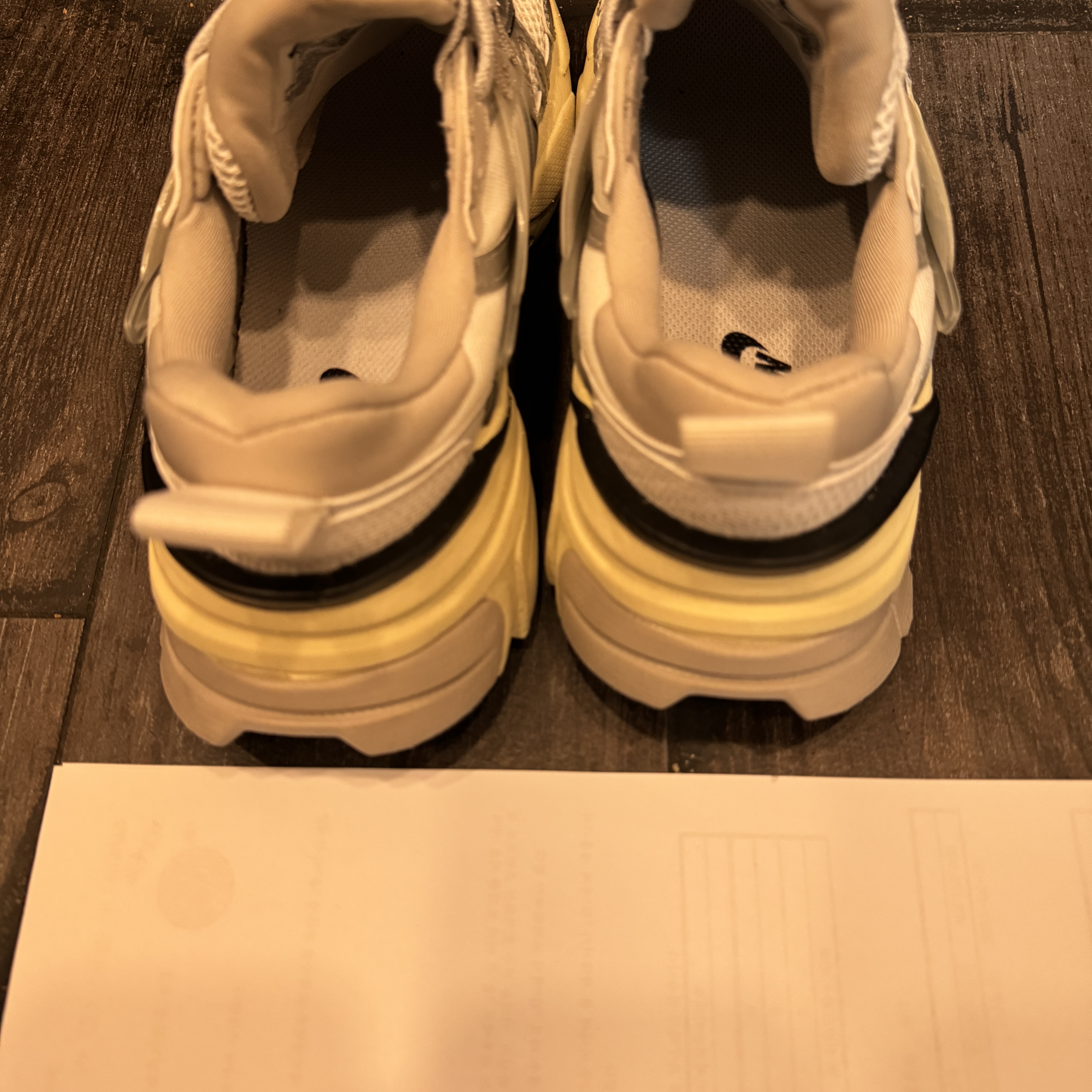 Nike V2K Run Summit White Metallic Silver 착용 스타일 - 1