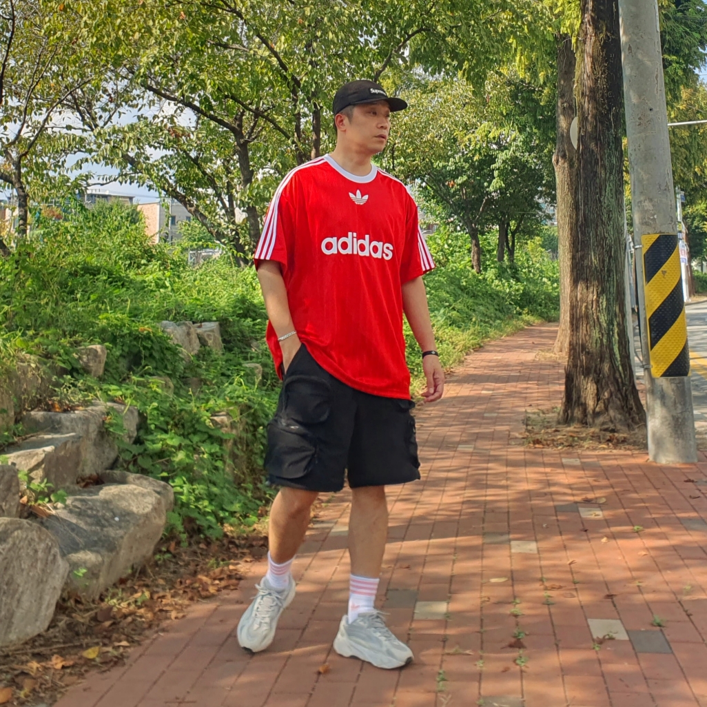 Adidas Yeezy Boost 700 V2 Static 2018, Adidas Adicolor T-Shirt Better Scarlet White - KR Sizing 착용 스타일 - 1