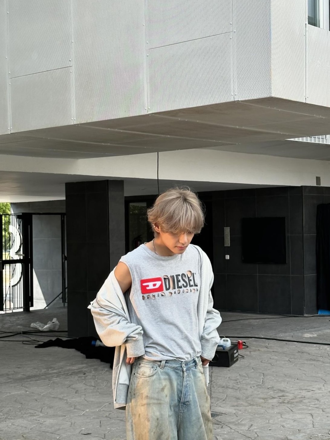 Acne Studios Loose Fit Jeans 2021M Mid blue 착용 스타일 - 2