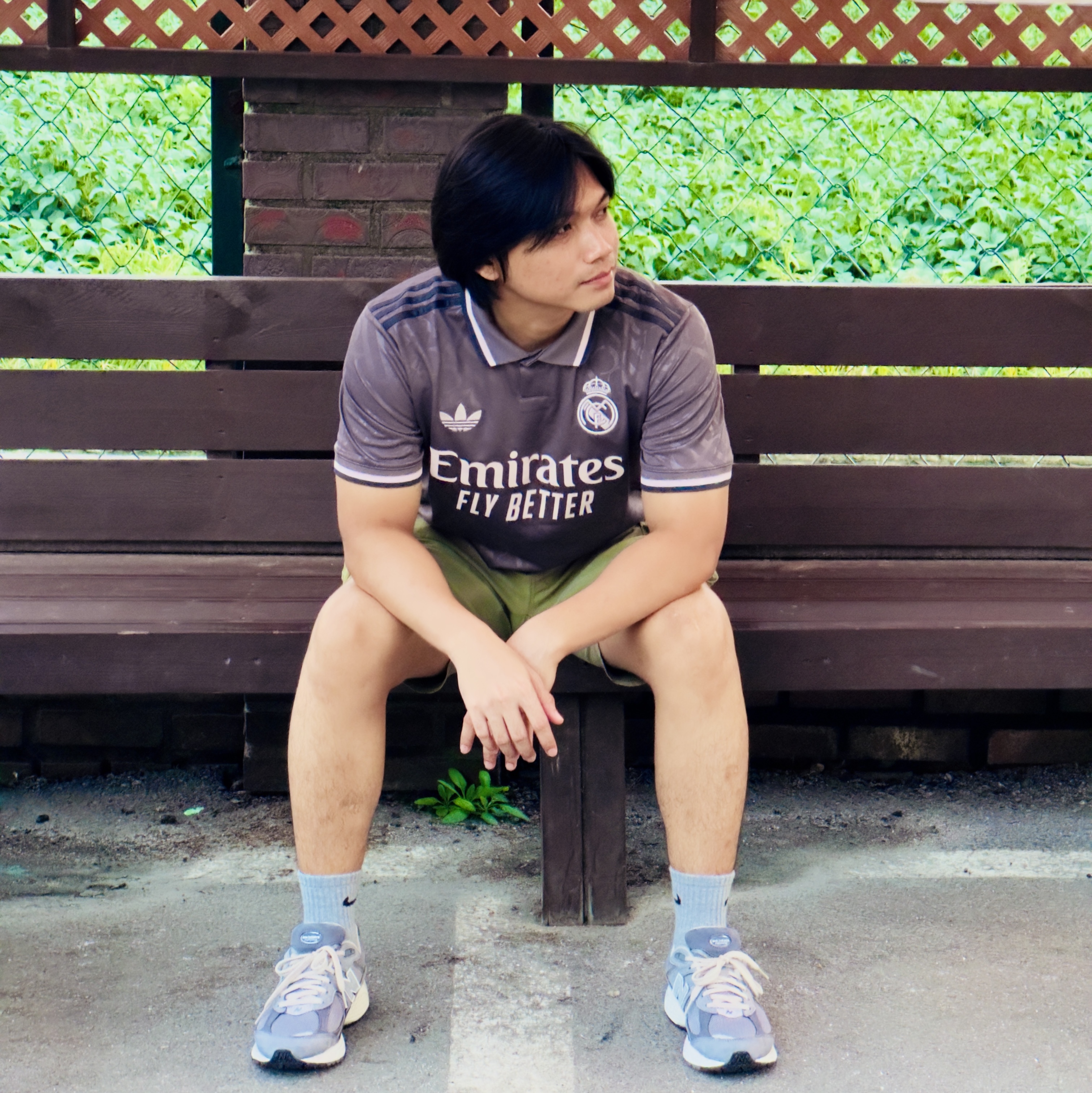 Adidas Real Madrid 2024/25 3rd Jersey Charcoal - KR Sizing (Non Marking Ver.), New Balance 2002R Premium Vintage Grey 착용 스타일