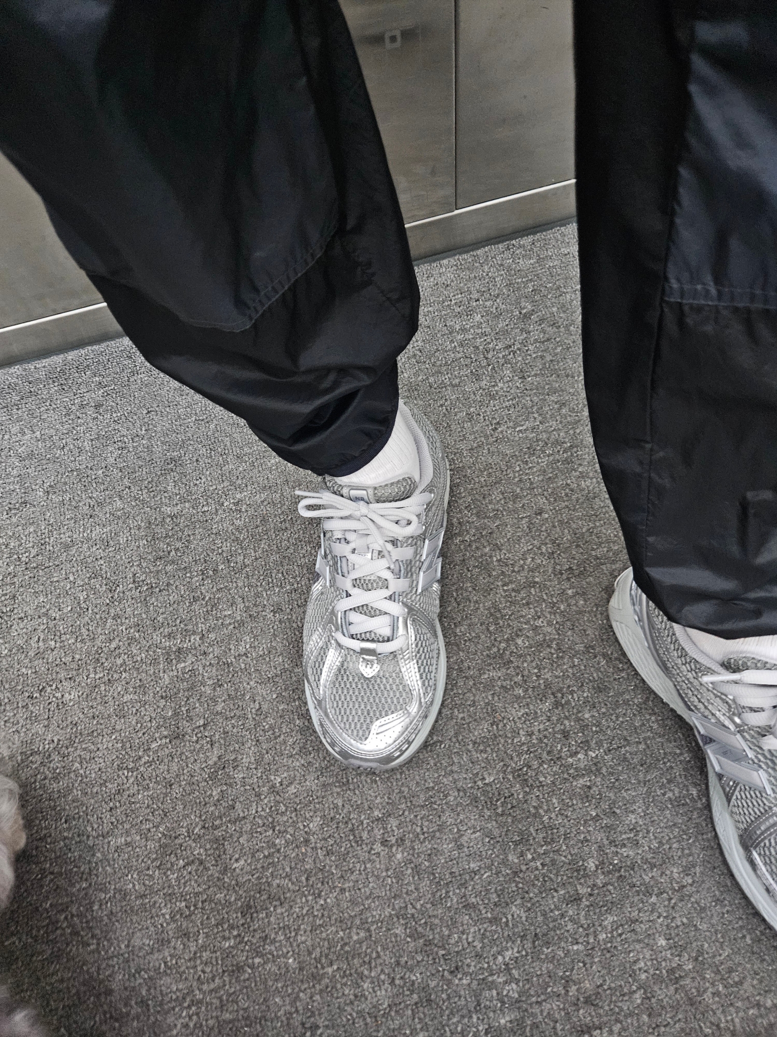 New Balance 1906R Harbor Grey Silver Metalic 착용 스타일 - 1