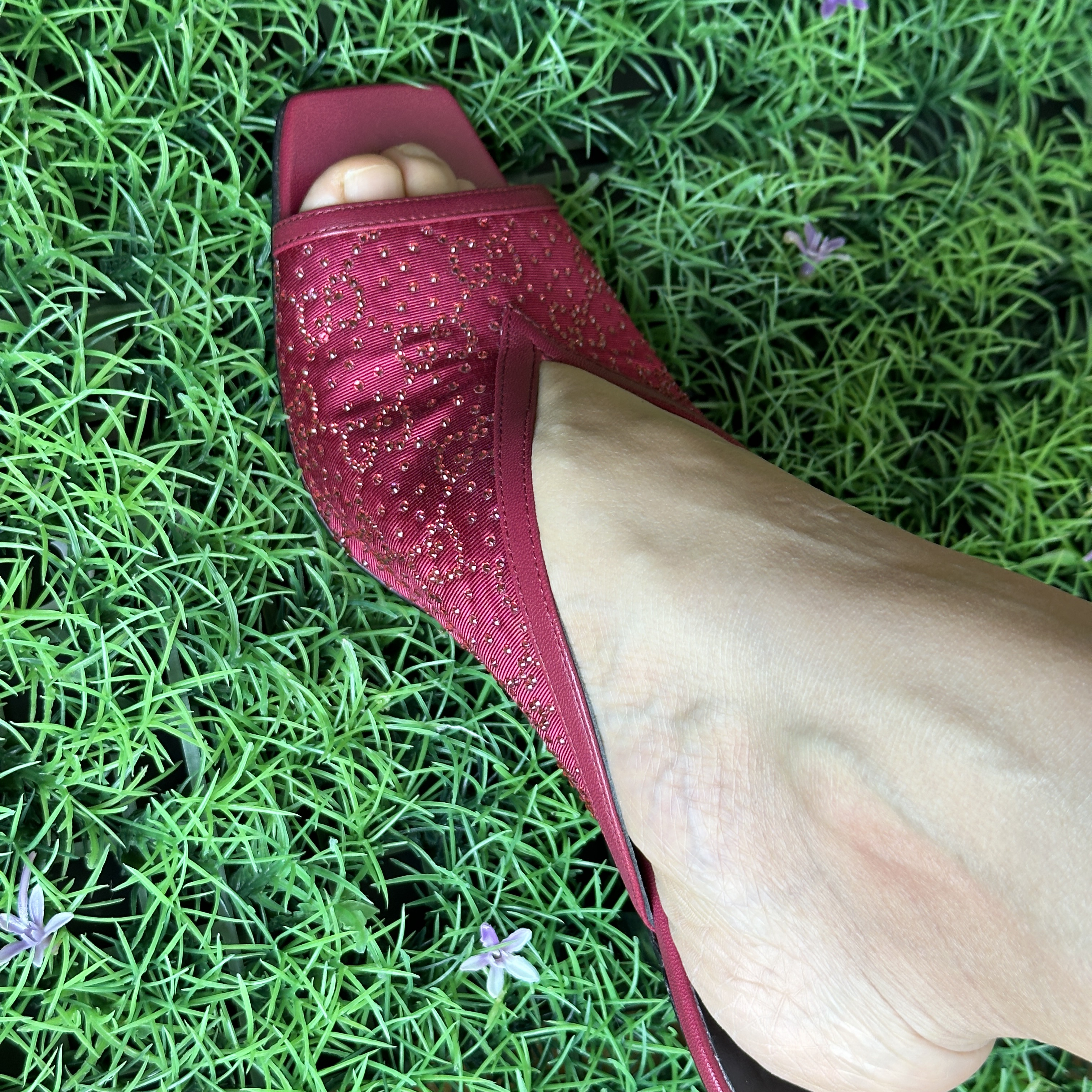 (W) Gucci GG Crystal 75mm Heeled Sandal Moire Fabric Cherry Red 착용 스타일