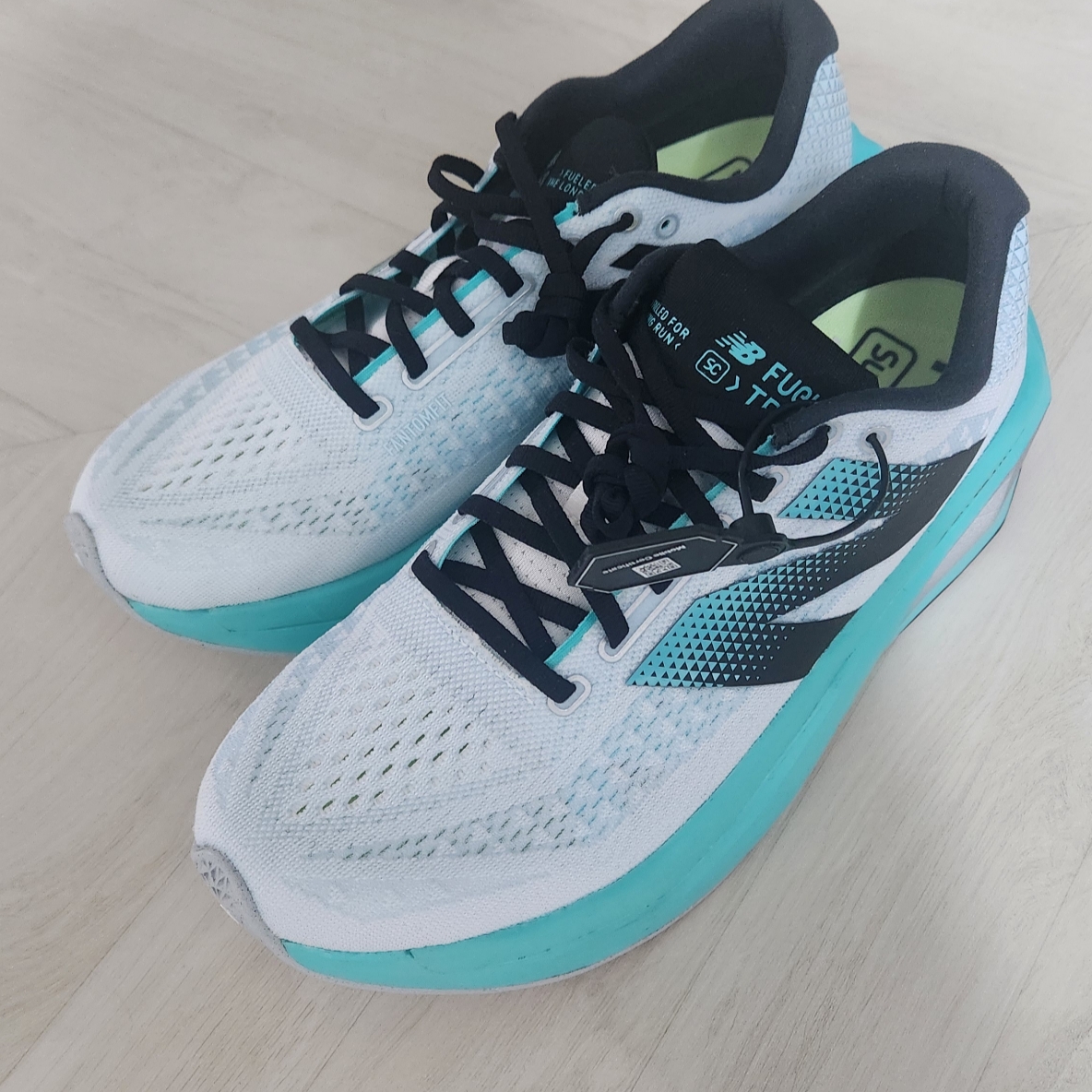 New Balance FuelCell Supercomp Trainer v3 White Cyber Jade - D Standard 착용 스타일