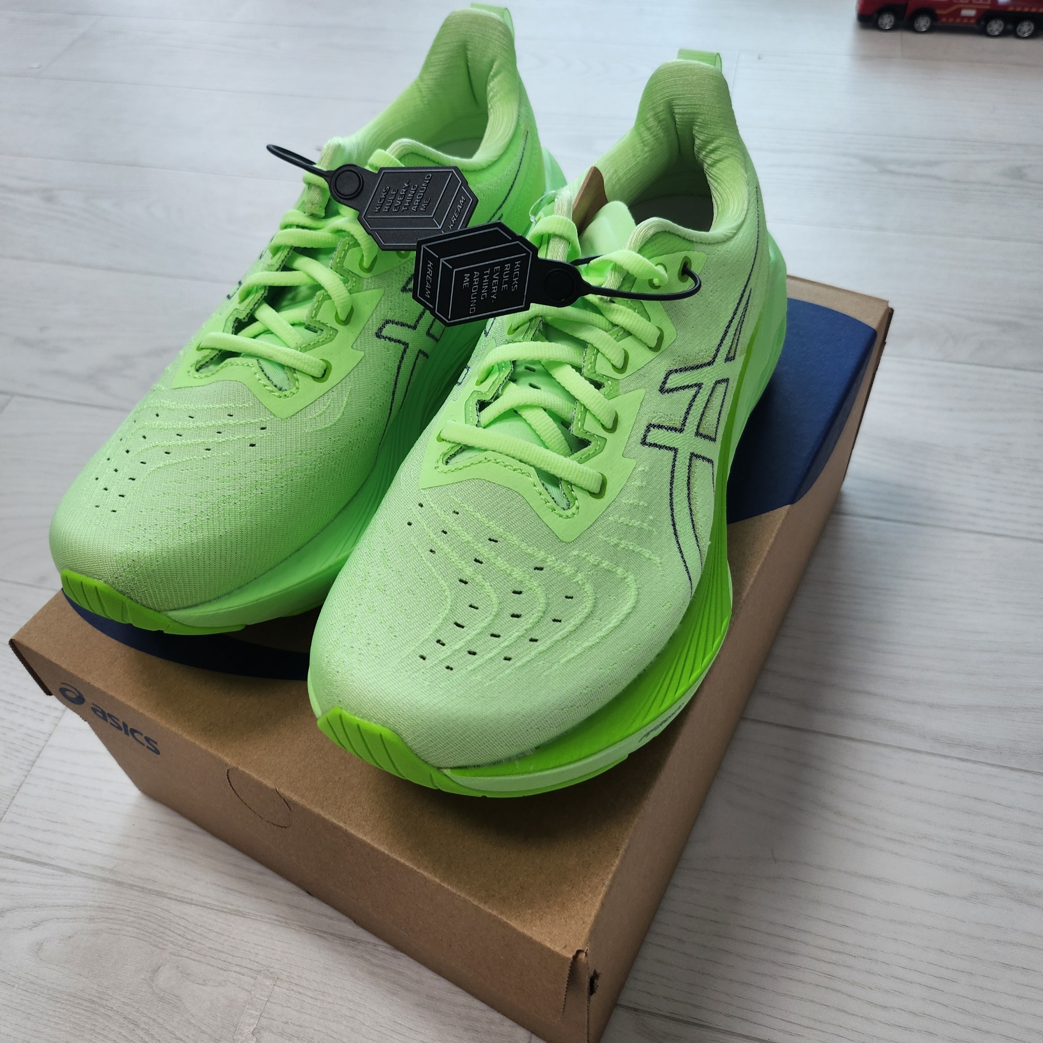 Asics Novablast 4 Illuminate Green Lime Burst - 2E Wide 착용 스타일 - 3