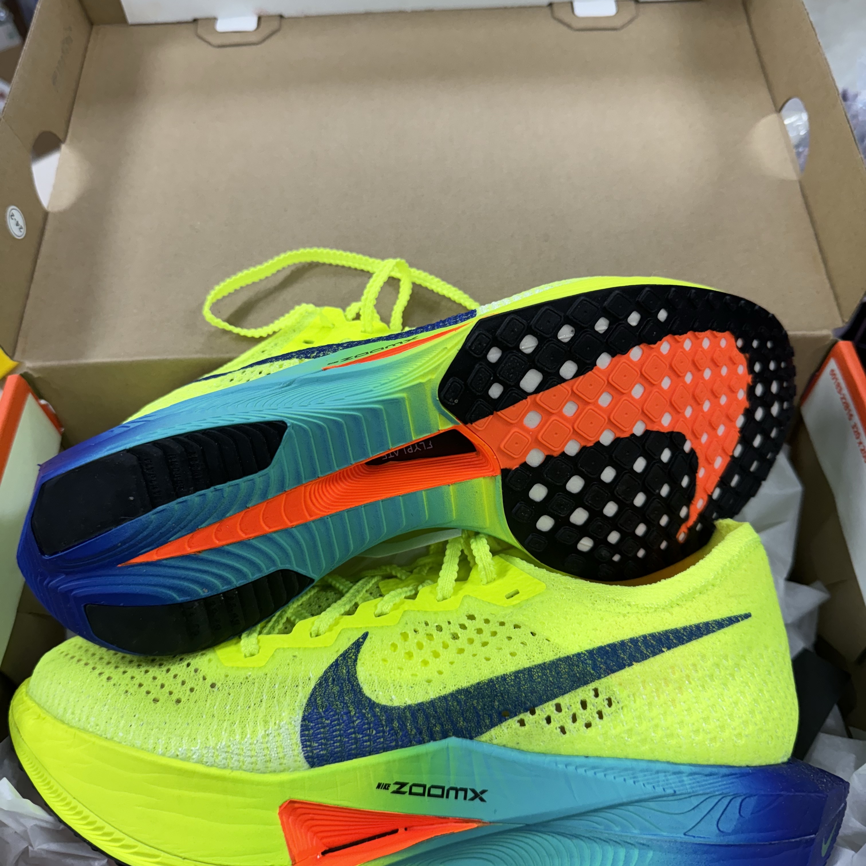 Nike ZoomX Vaporfly Next% 3 Volt Scream Green 착용 스타일 - 1