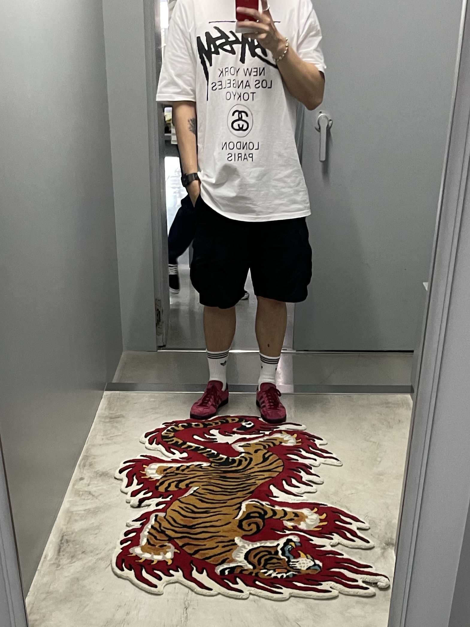 Stussy World Tour T-Shirt White, Adidas Tobacco Gruen Collegiate Burgundy 착용 스타일 - 1