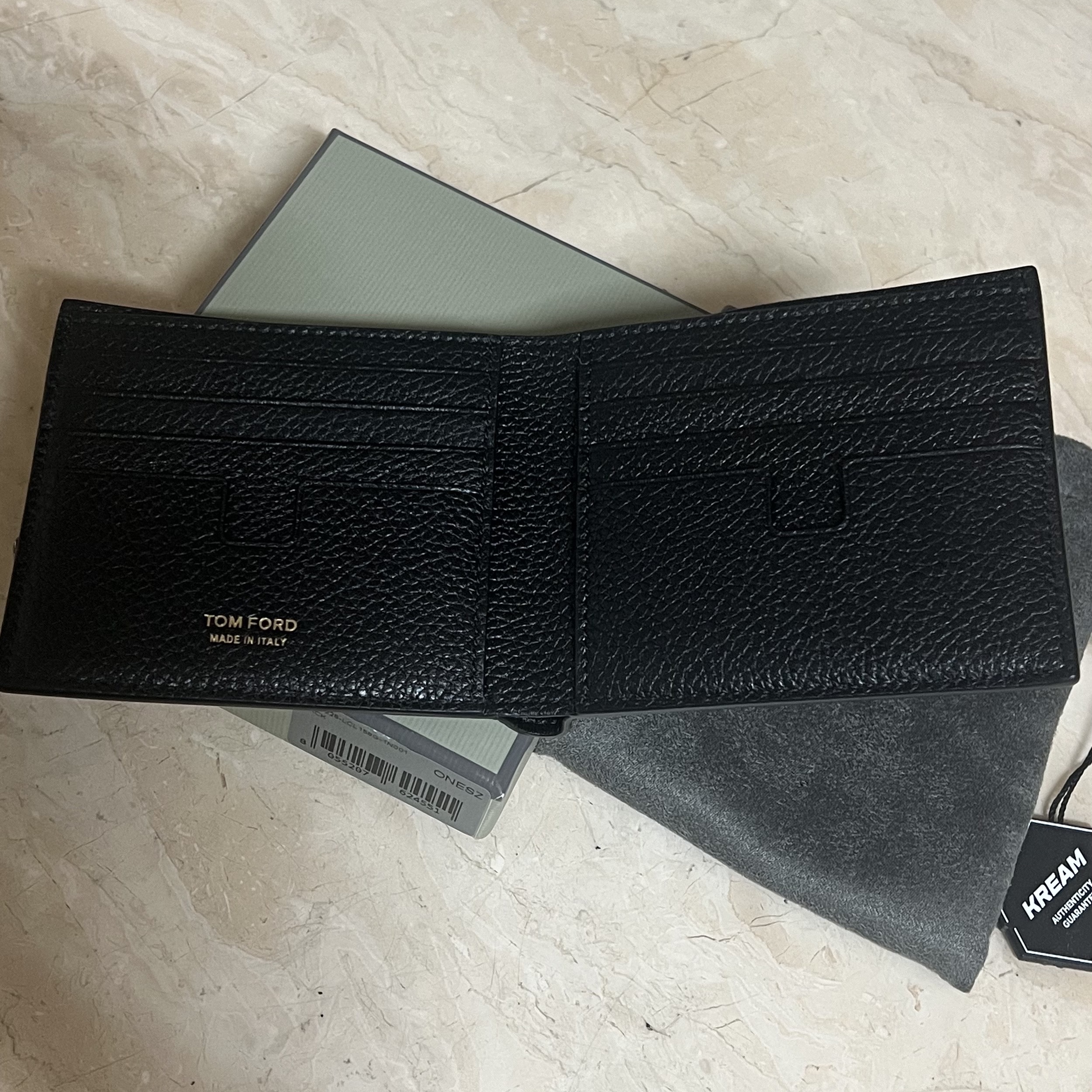 Tom Ford Grain Leather Classic Bifold Wallet Black 착용 스타일 - 2