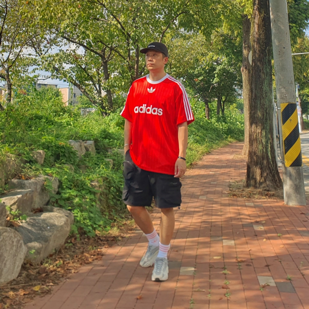 Adidas Yeezy Boost 700 V2 Static 2018, Adidas Adicolor T-Shirt Better Scarlet White - KR Sizing 착용 스타일 - 2