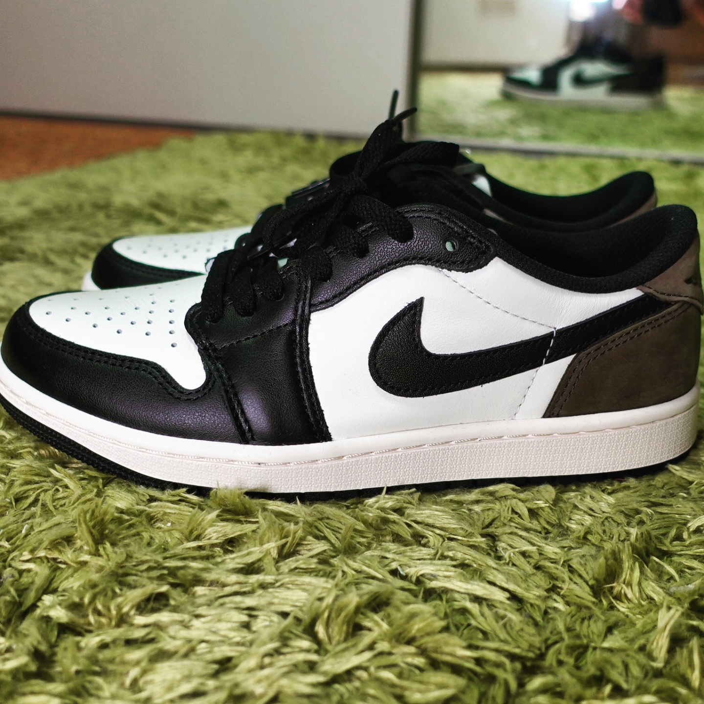 Jordan 1 Retro Low OG Mocha 착용 스타일 - 4