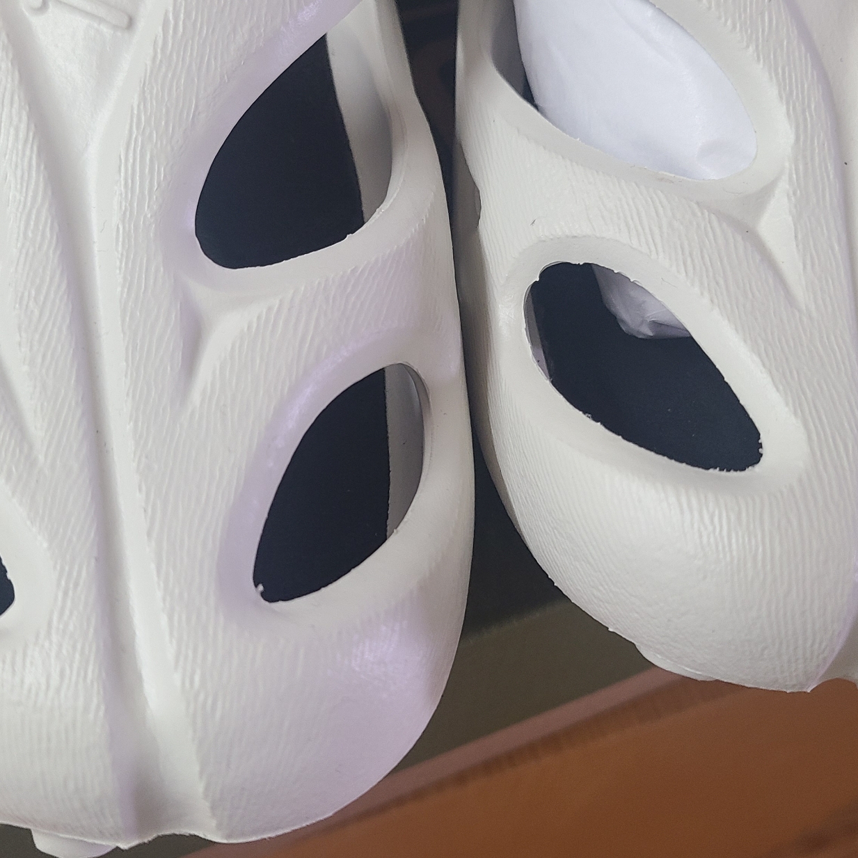 (W) Keen Shanti White Black 착용 스타일 - 2
