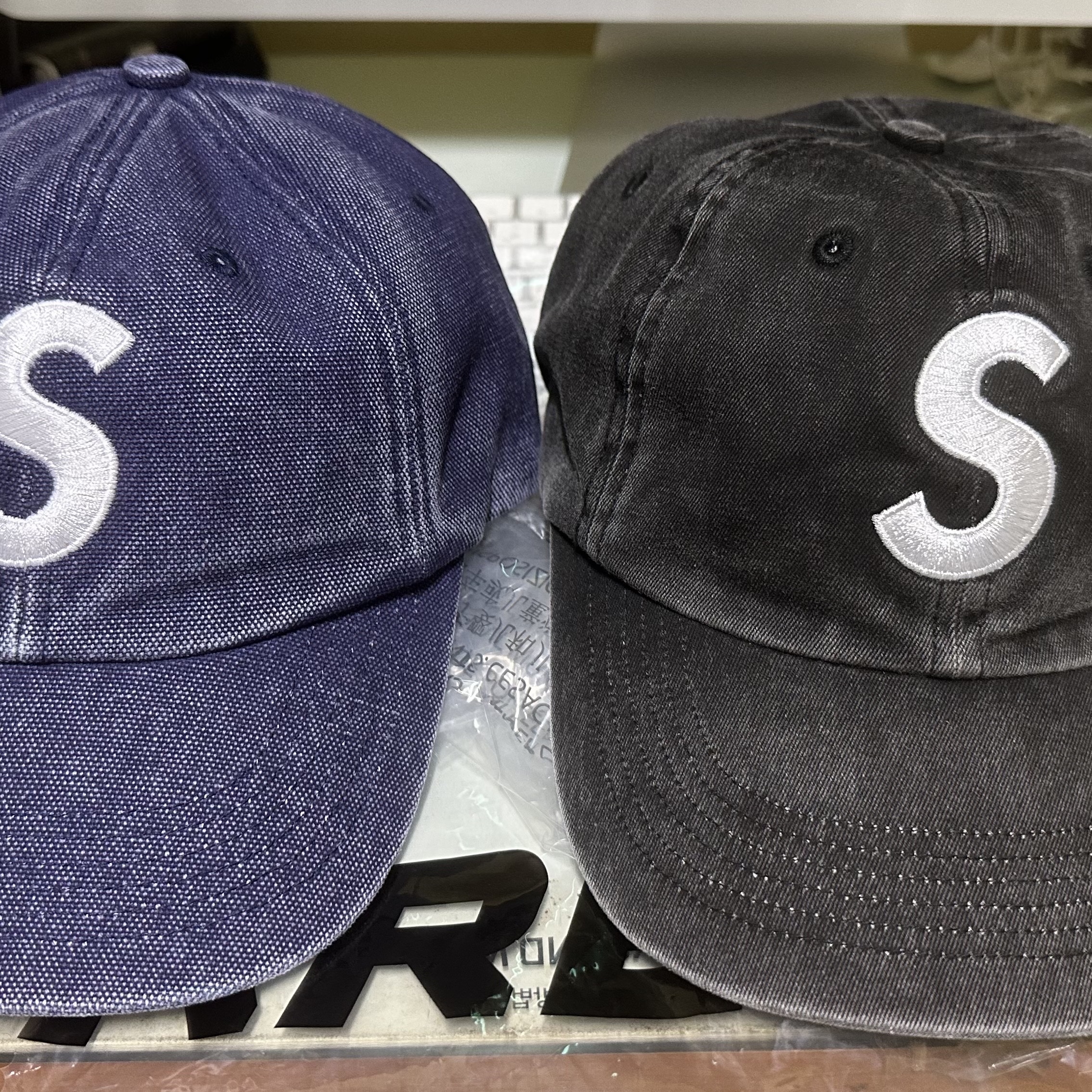 Supreme Pigment S Logo 6-Panel Navy - 24FW, Supreme Pigment Print S Logo 6-Panel Black - 23FW 착용 스타일 - 2