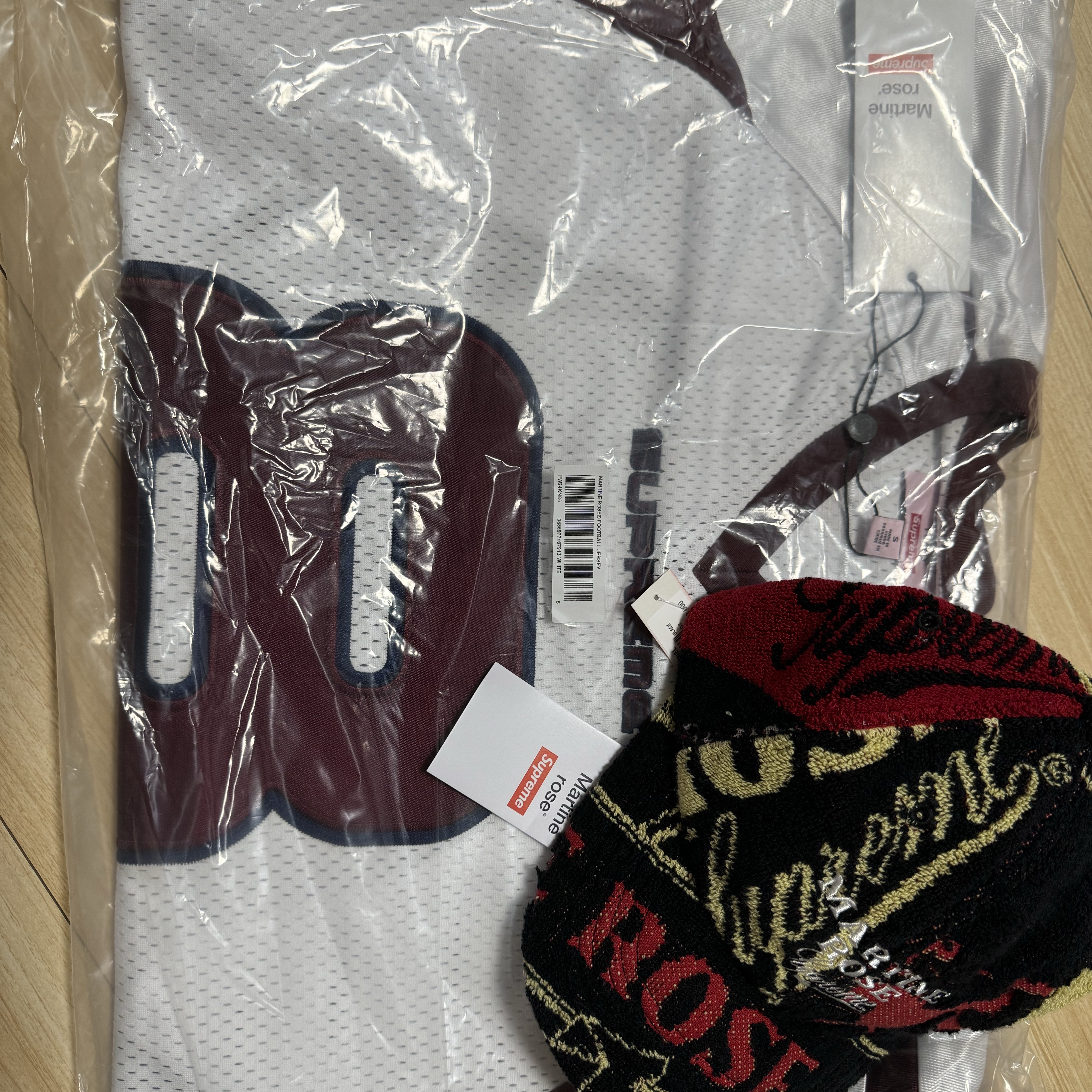 Supreme x Martine Rose Football Jersey White - 24FW, Supreme x Martine Rose Towel 6-Panel Black - 24FW 착용 스타일