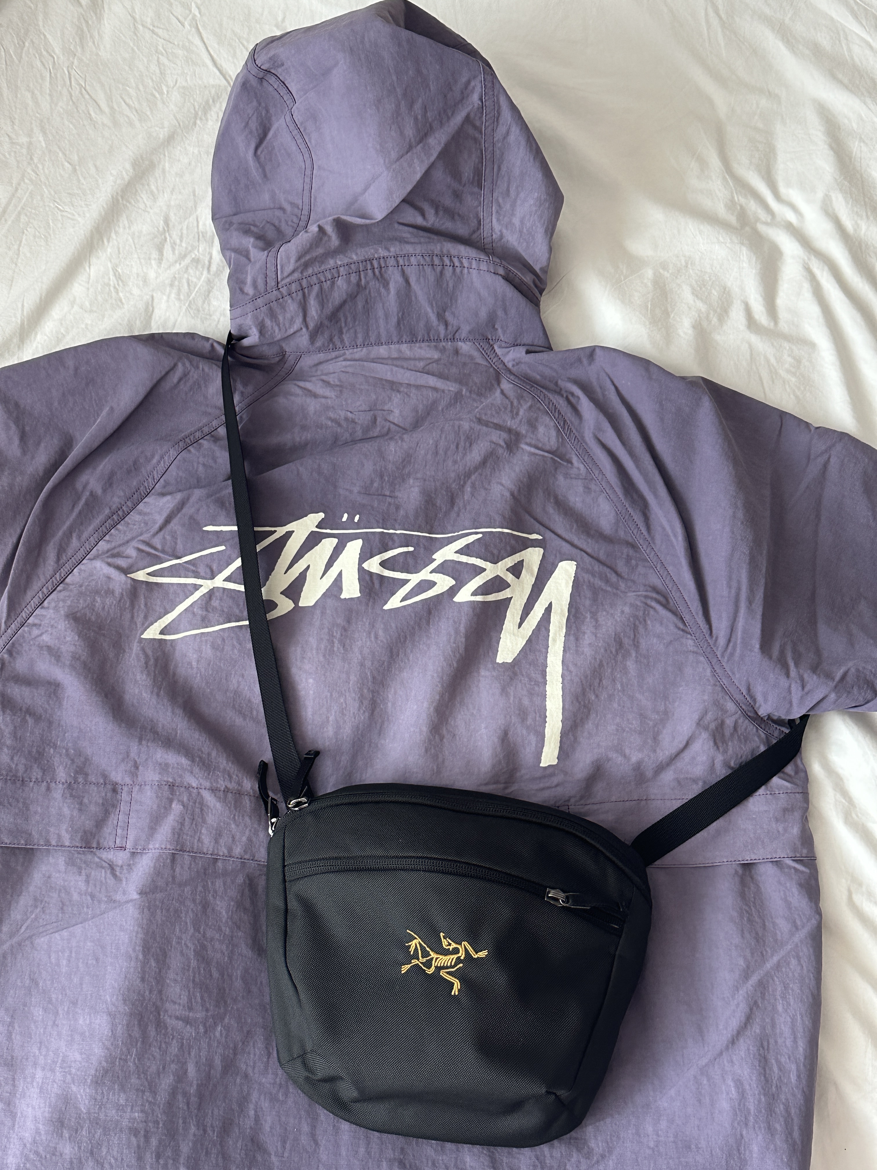 Stussy Wave Dye Beach Shell Jacket Grape, Arc'teryx Mantis 2 Waistpack 24K Black 착용 스타일