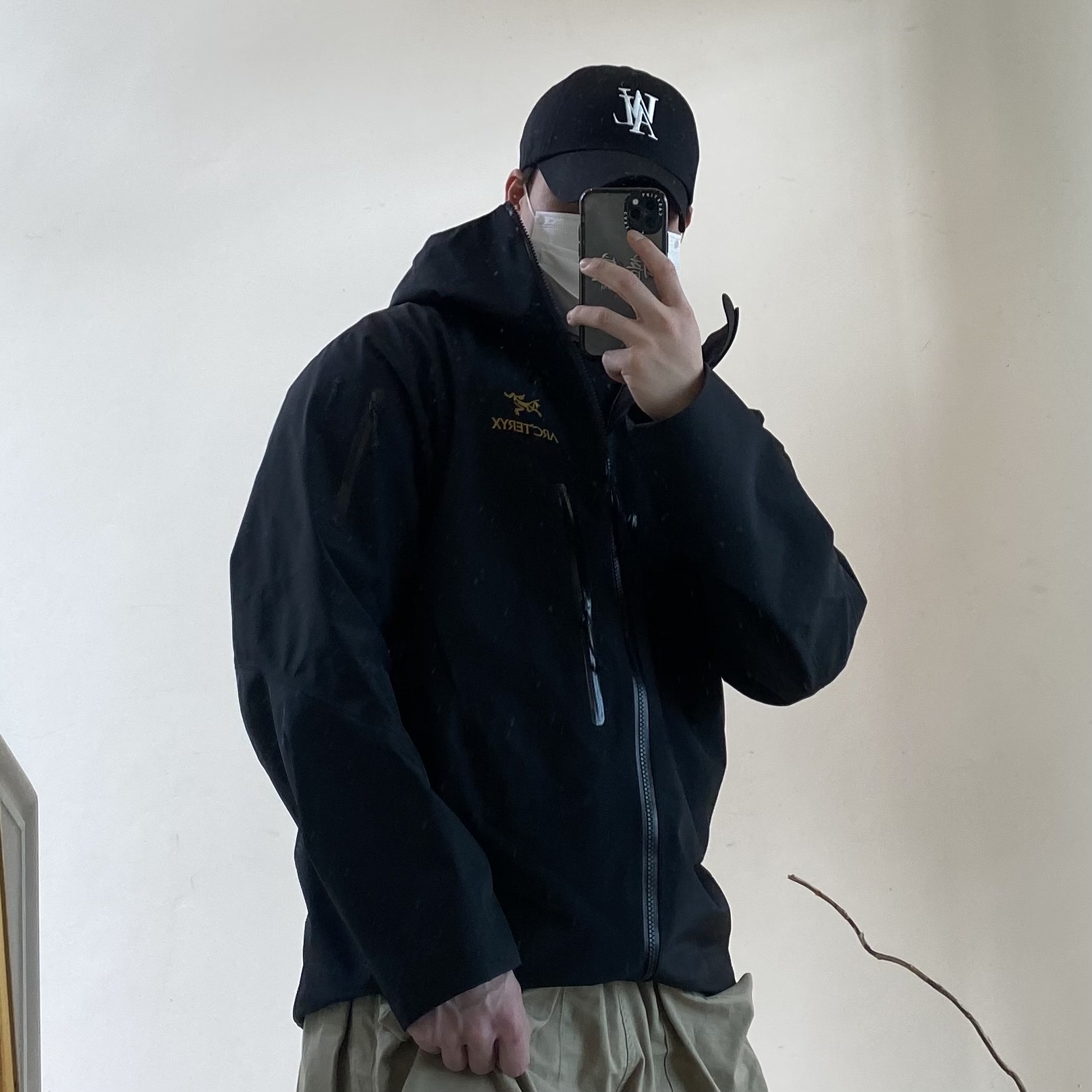 Arc'teryx Alpha SV Jacket 24K Black, Casetify x Darkr8m Studio Silver Stitch Logo Impact iPhone Case Double Black 착용 스타일