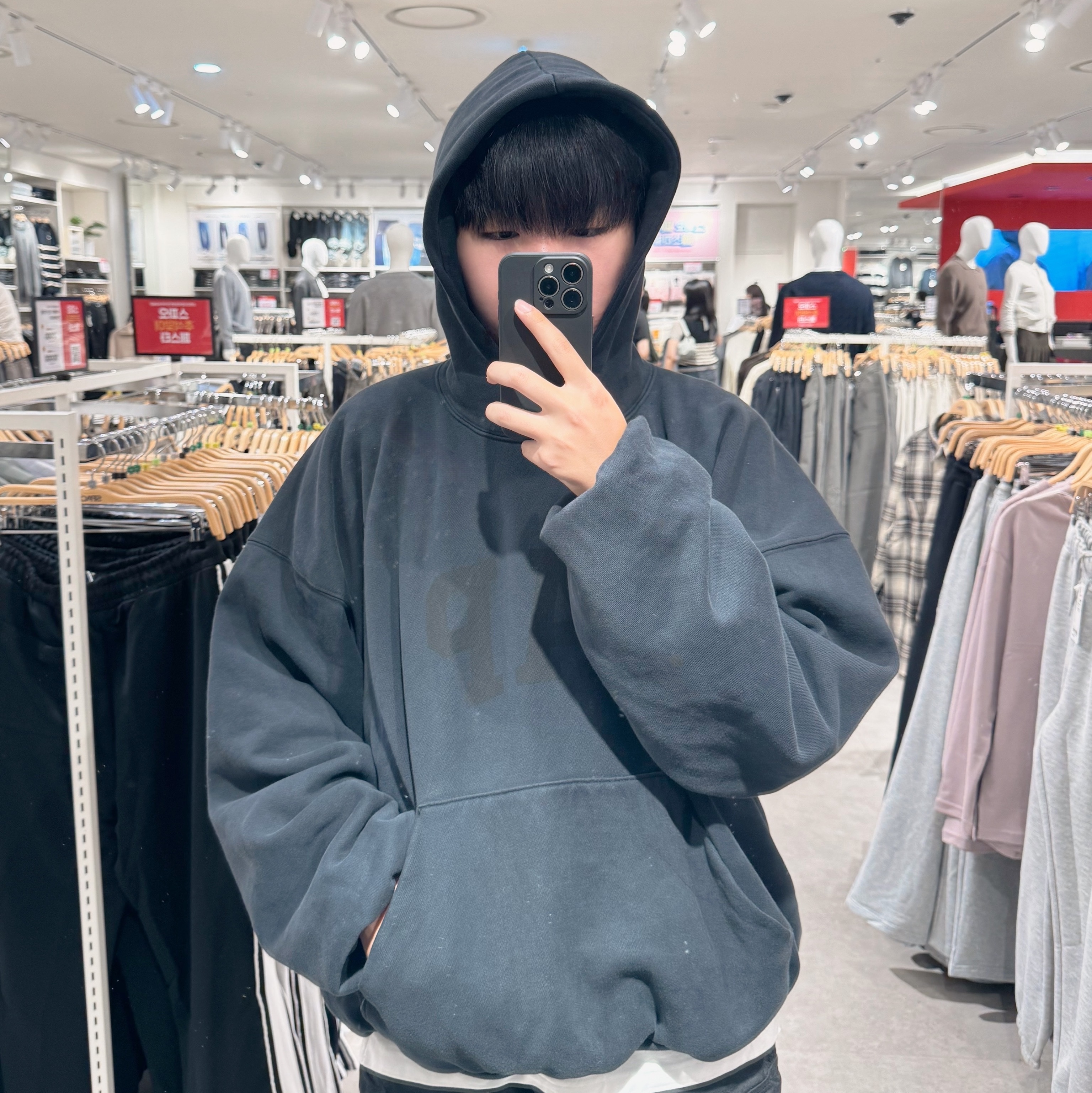 Yeezy Gap Engineered By Balenciaga Dove Hoodie Washed Black, Jordan 1 Retro High OG True Blue 착용 스타일 - 4