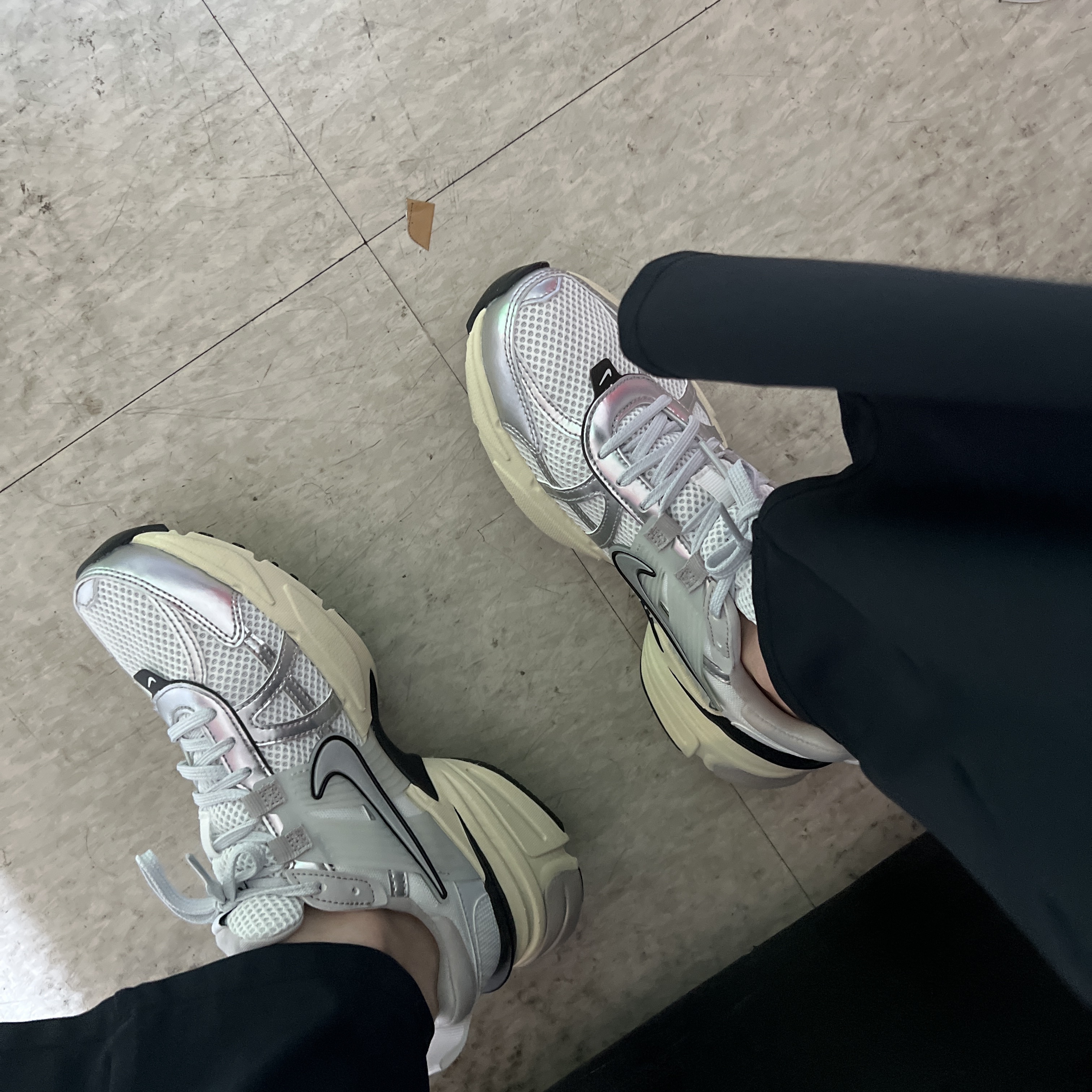 Nike V2K Run Summit White Metallic Silver 착용 스타일