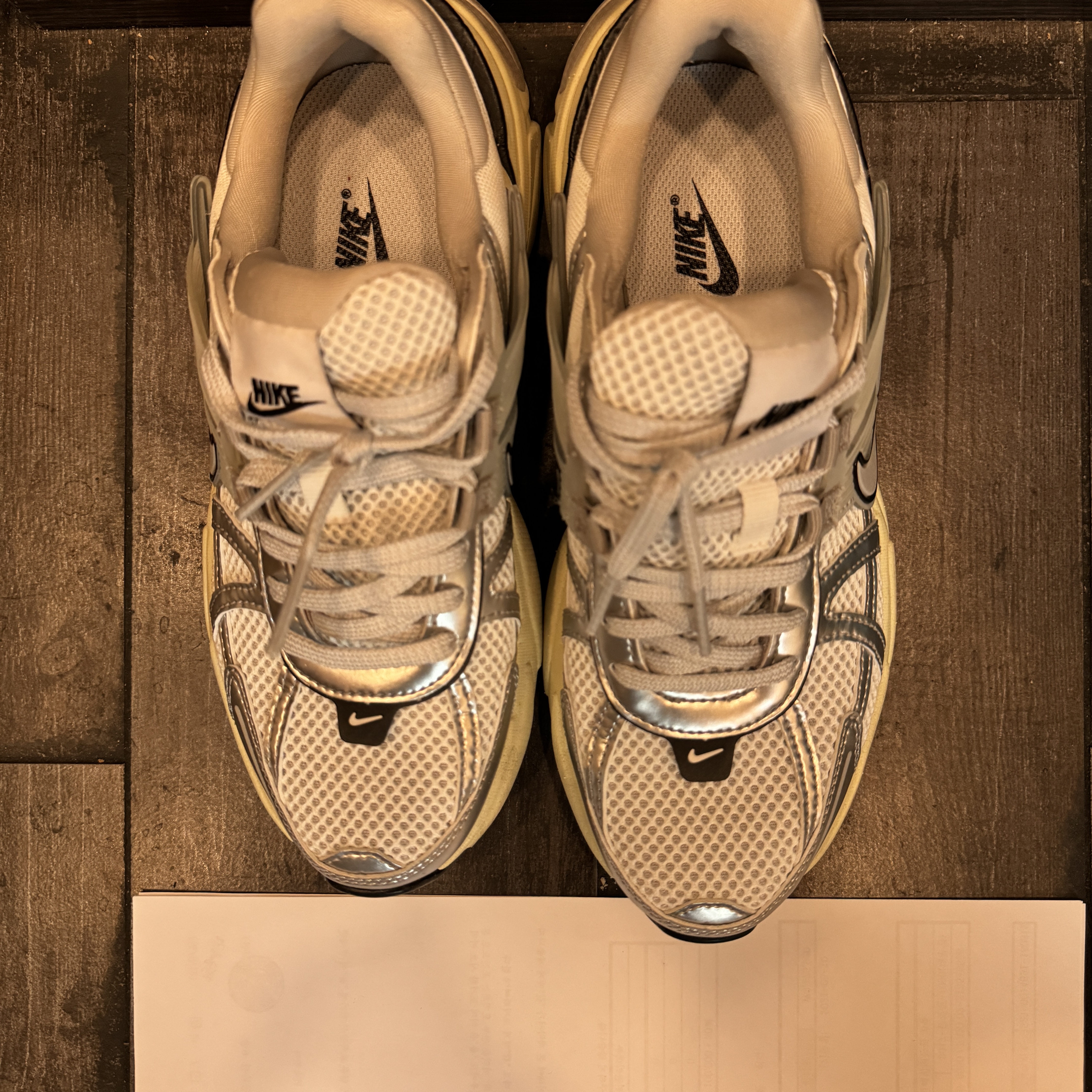Nike V2K Run Summit White Metallic Silver 착용 스타일 - 2