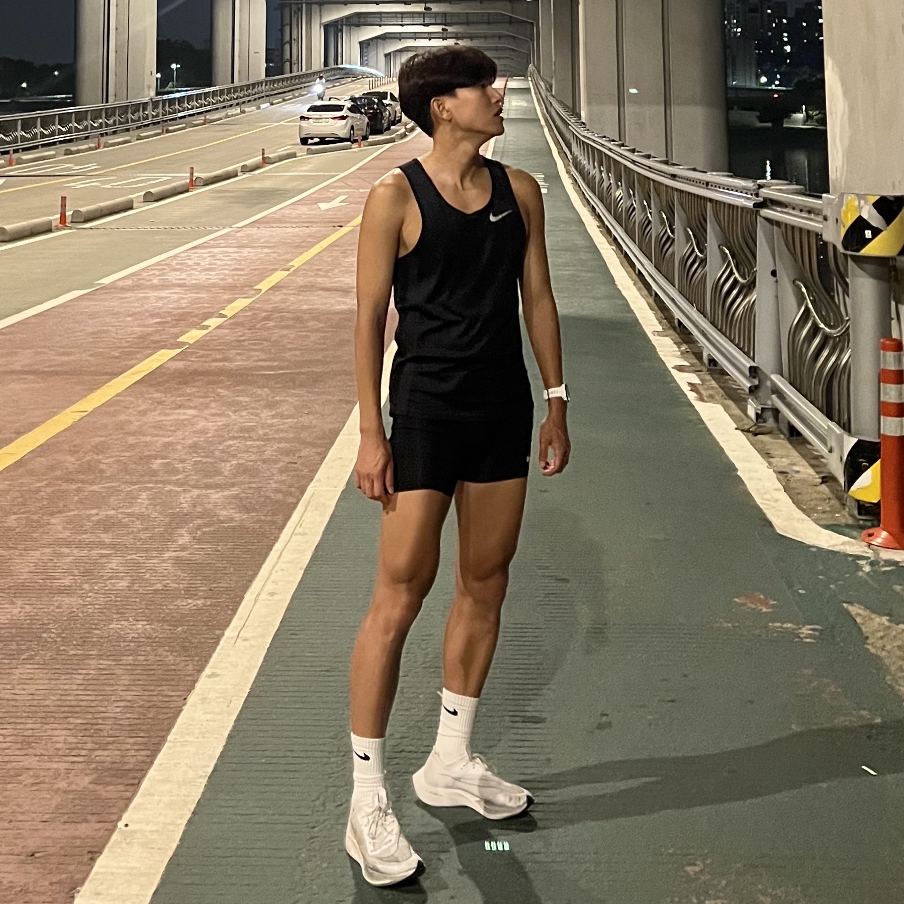 Nike ZoomX Vaporfly Next% 2 White Metallic Silver 착용 스타일