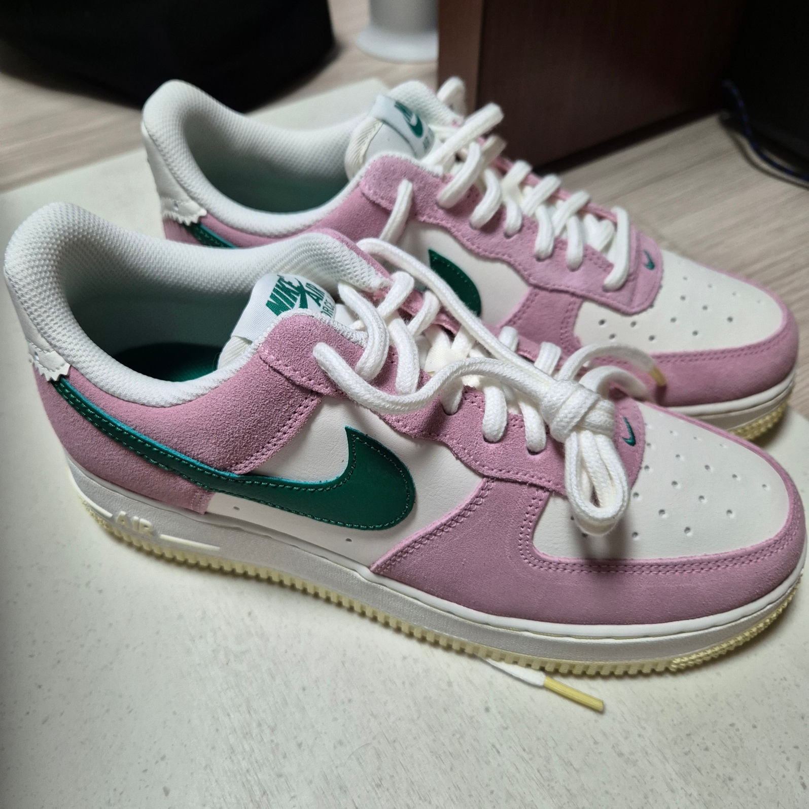 Nike Air Force 1 '07 Sail Medium Soft Pink 착용 스타일 - 1