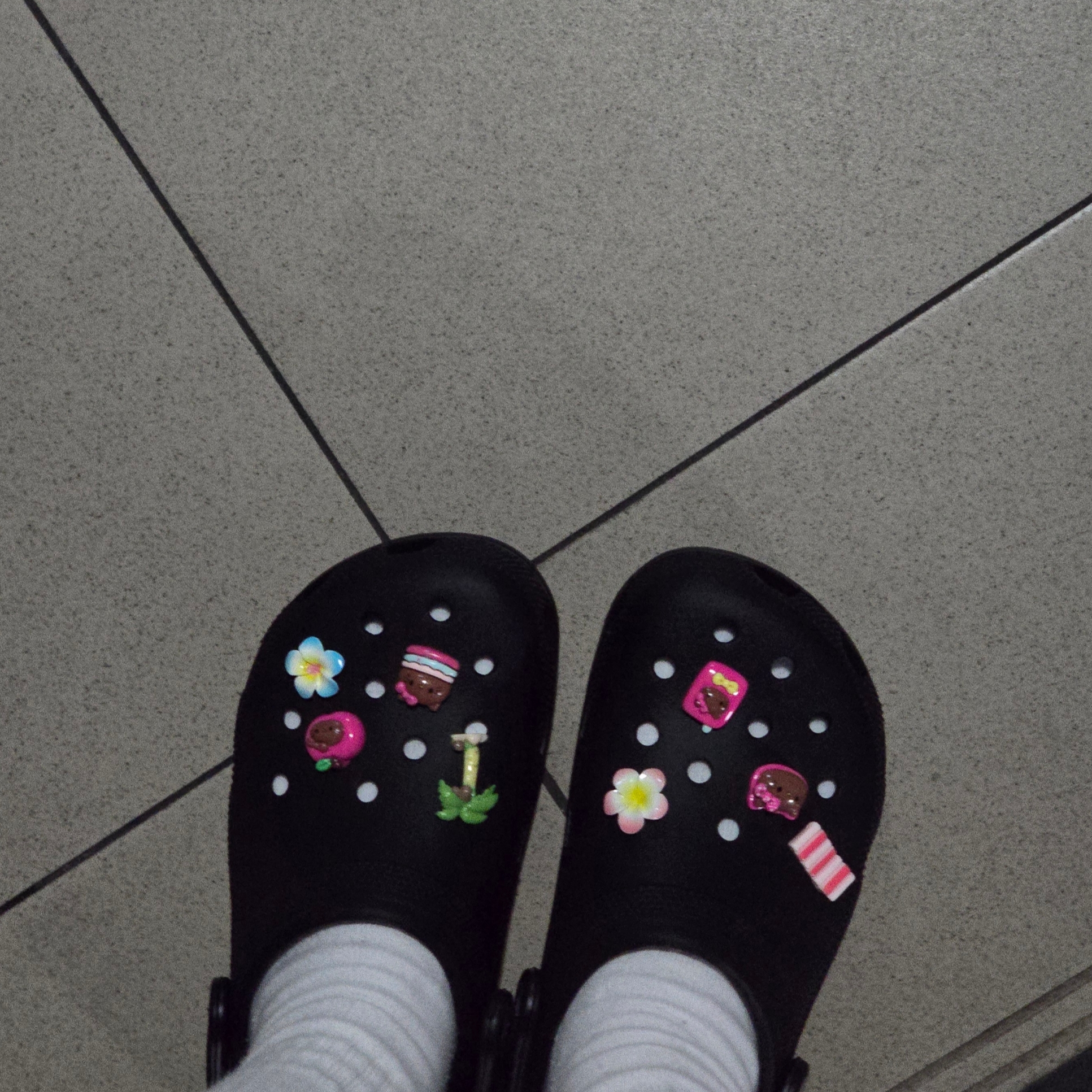 Crocs Classic Clog Black 착용 스타일