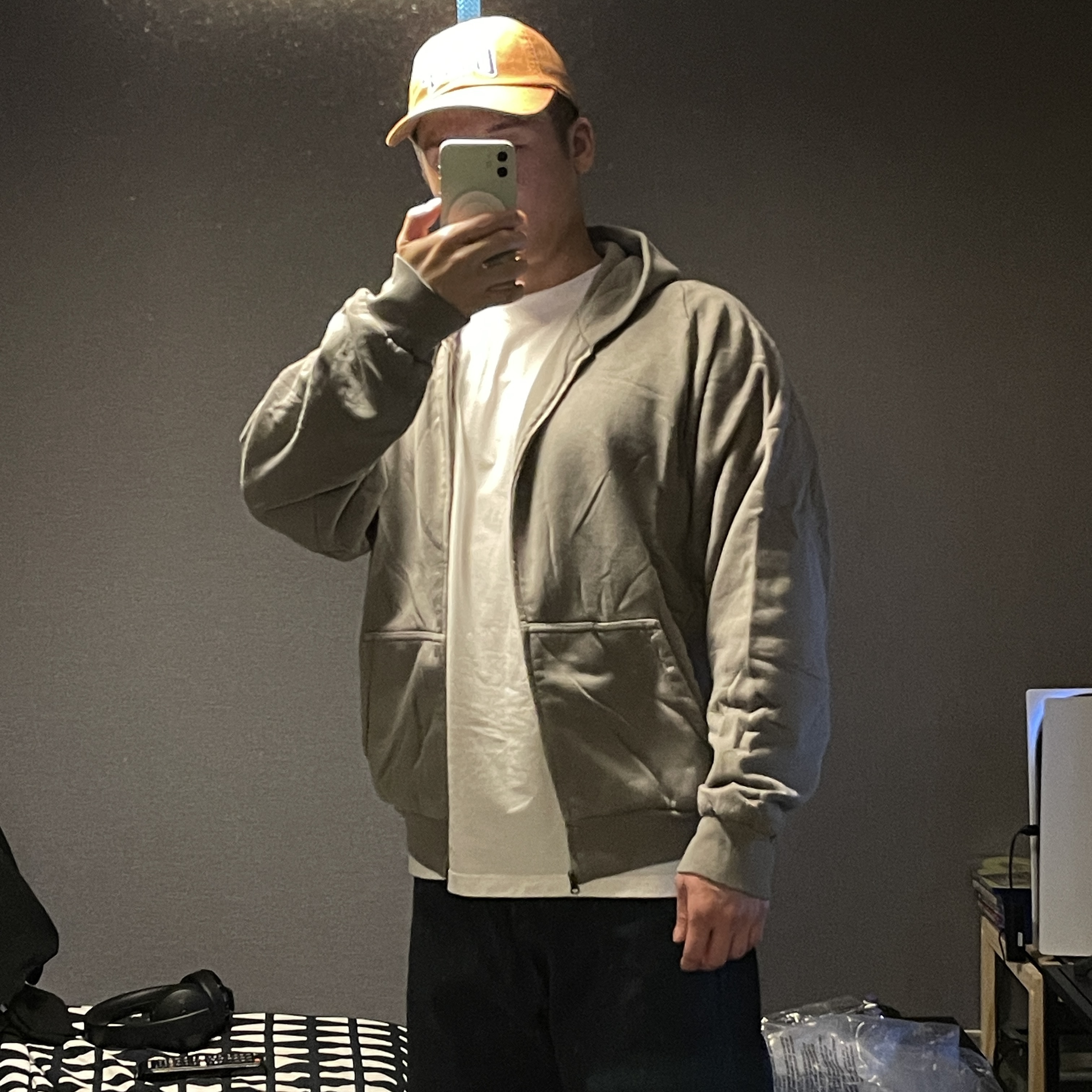 Yeezy YZY Zip-Up Hoodie Grey 착용 스타일 - 2
