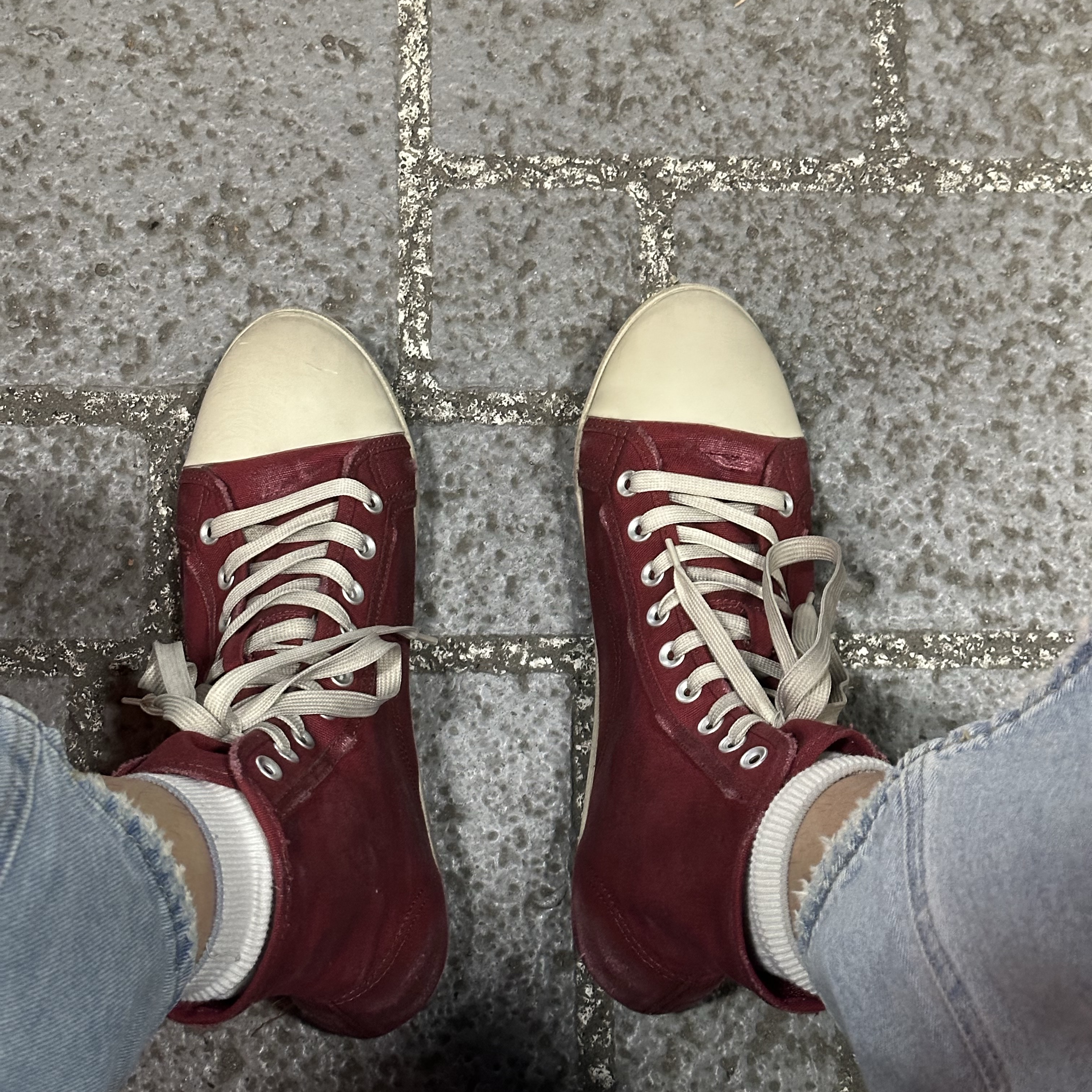 Balenciaga Paris Ultra Flat High Top Sneakers Red 착용 스타일 - 2