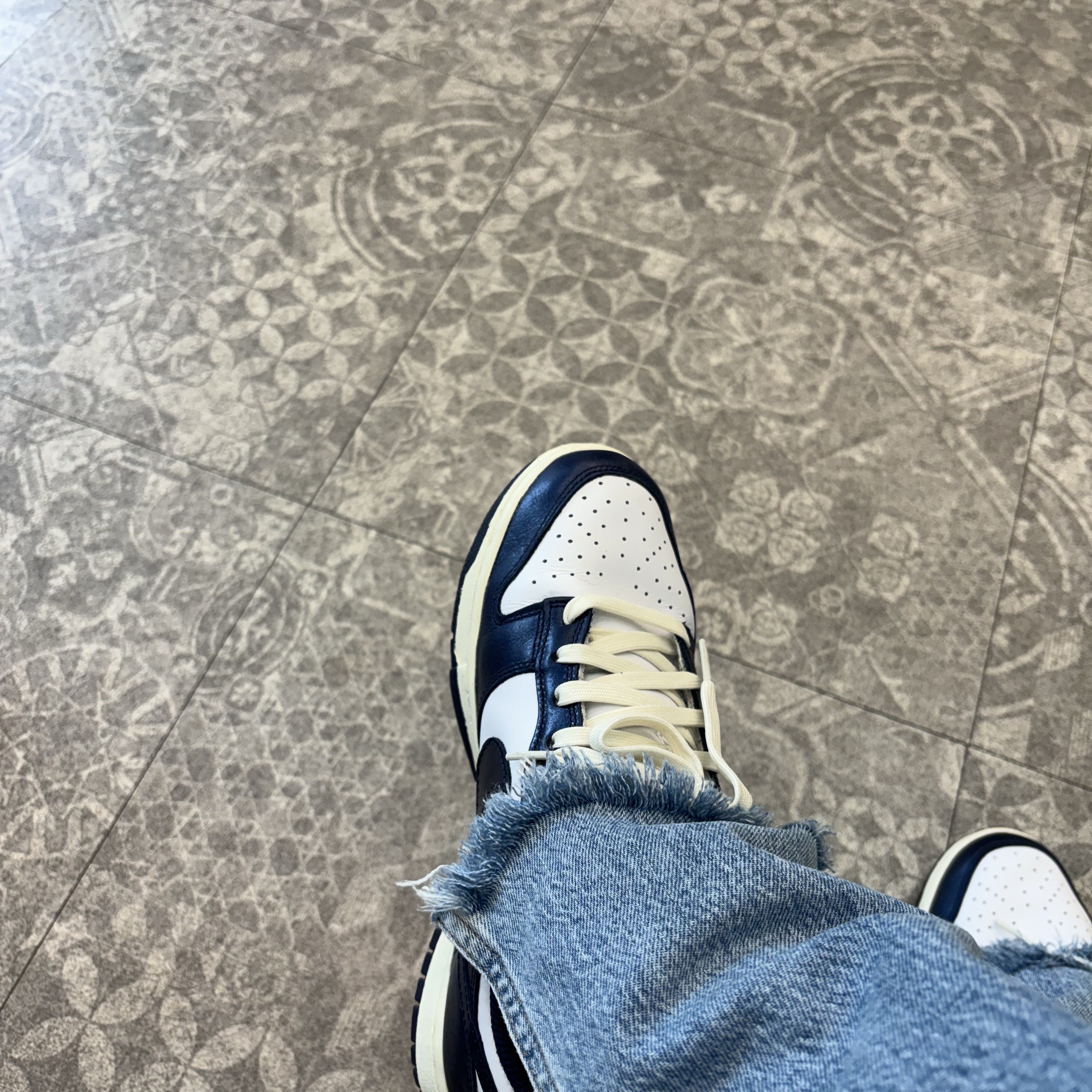 (W) Nike Dunk Low PRM Midnight Navy and White 착용 스타일 - 2