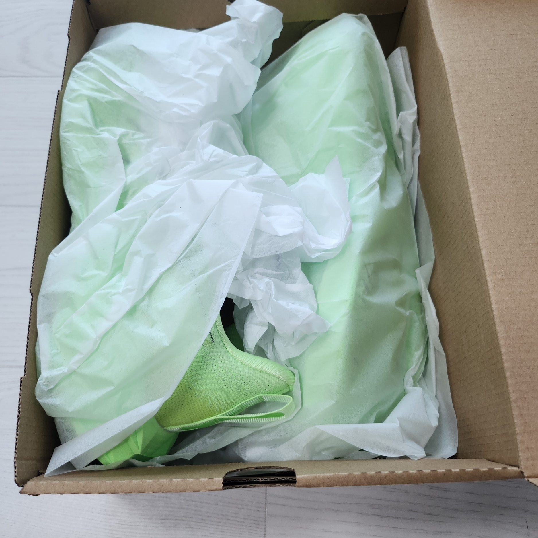 Asics Novablast 4 Illuminate Green Lime Burst - 2E Wide 착용 스타일 - 2