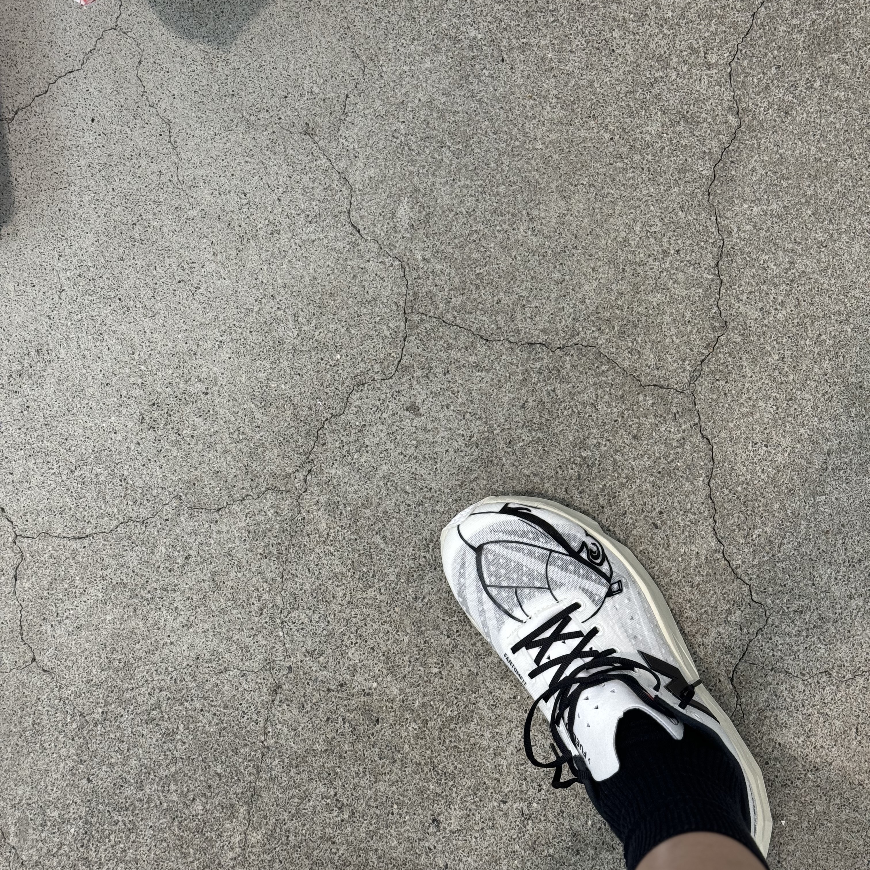 New Balance x Paperboy SC Elite V4 137’’ White Black 착용 스타일 - 1
