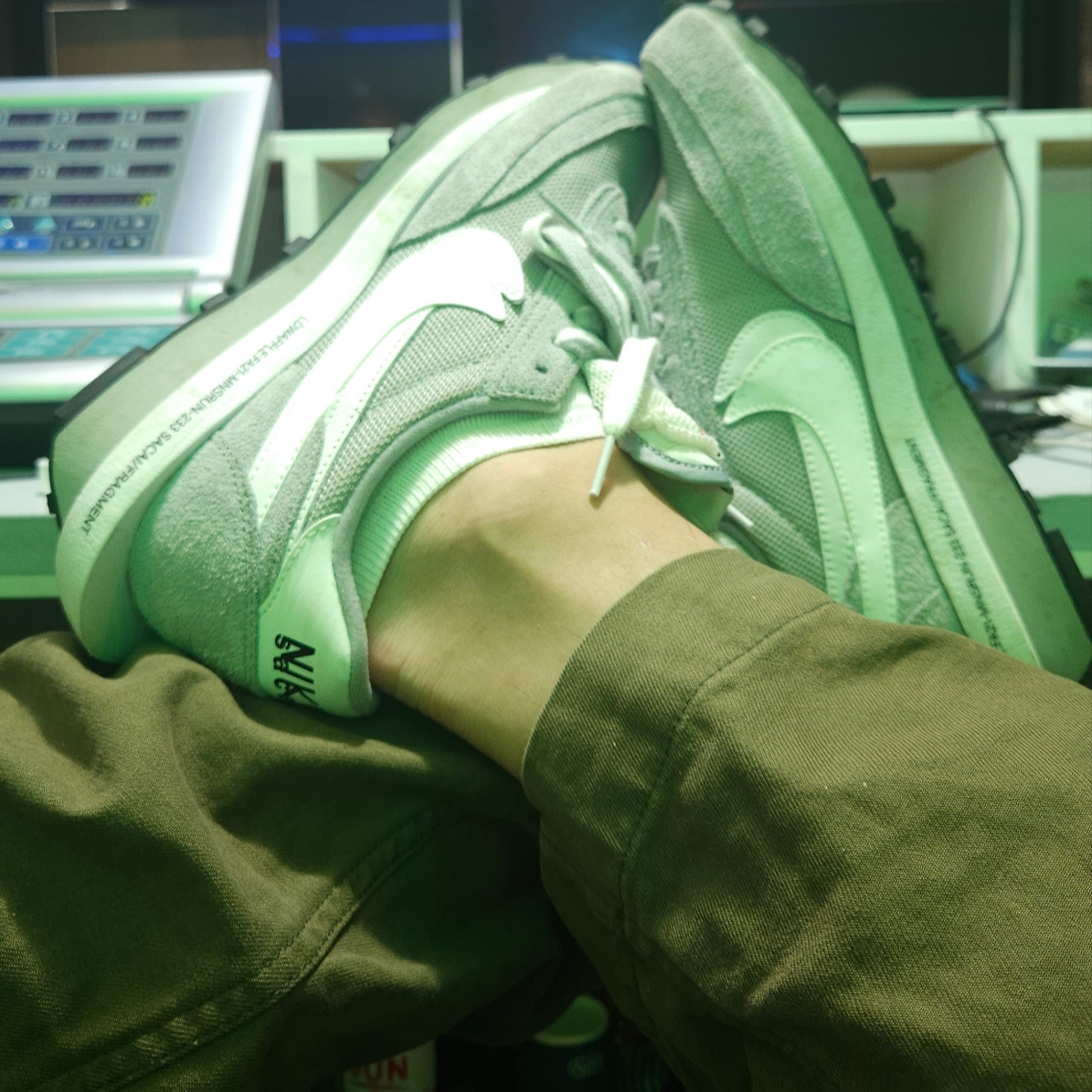 Nike x Sacai x Fragment LDWaffle Light Smoke Grey 착용 스타일 - 3